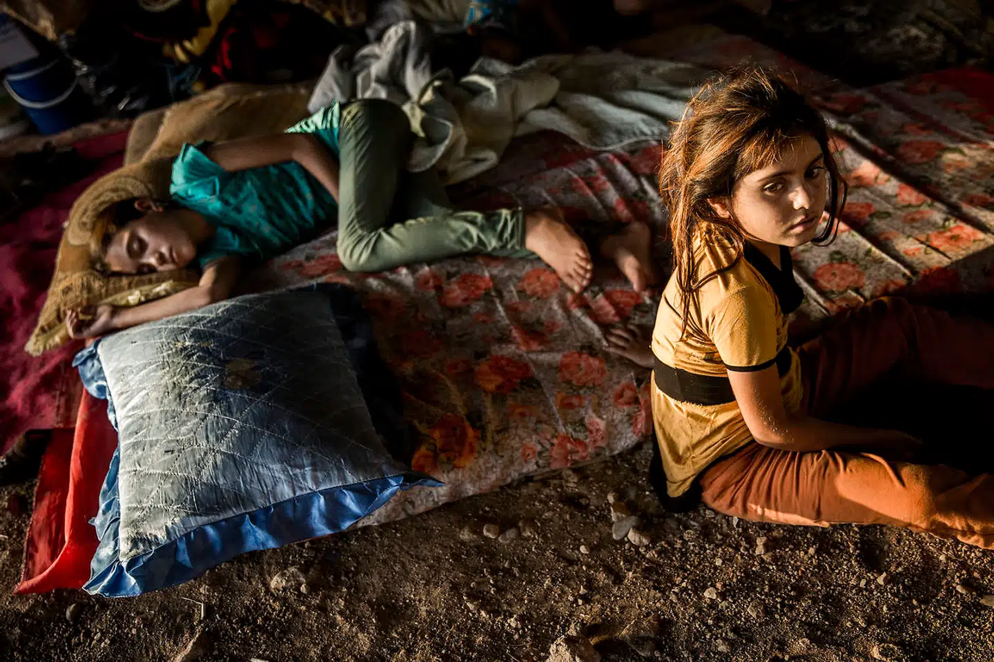 Internt fordrevne yezidier bor rundt omkring i Dohuk under motorvejsbroer og i ufærdige byggerier. De er flygtet til Sinjar-bjerget, efter at IS tog kontrollen med de områder, hvor de boede, og mange af dem opholdt sig i mange dage på bjerget stort set uden adgang til mad og drikkevand.