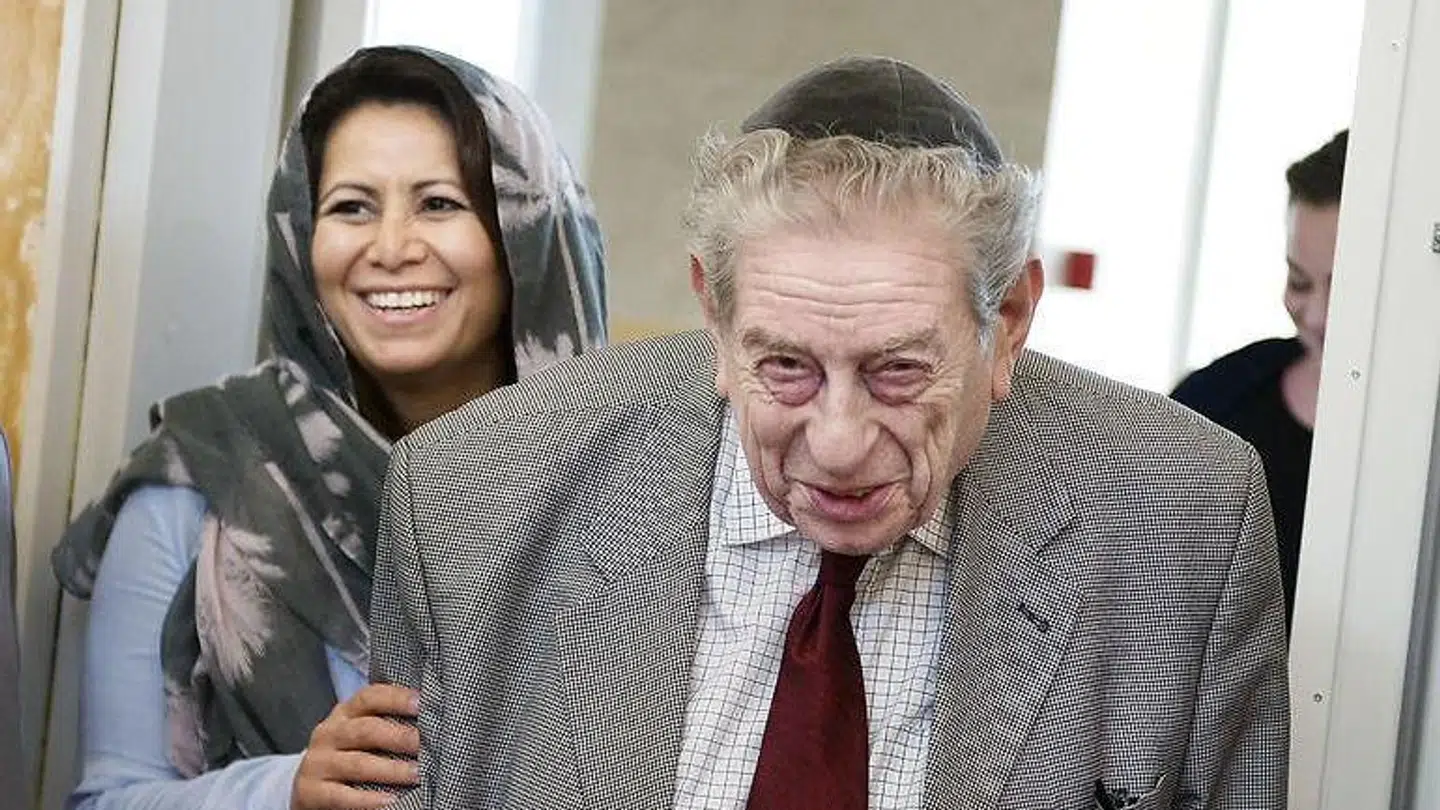 »Det der bekymrer os, er mistilliden, dyrkelsen af fjendebilleder, ekkokamre og en vigende vilje til at lytte til hinanden. (...) Derfor har vi på tværs af vores politiske og religiøse forskelle etableret Foreningen Brobyggerne - Center for Dialogkaffe,» skriver Özlem Cekic, generalsekretær i foreningen, sammen med Bent Melchior, Jane Sandberg, Eva Smith, Flemming Rose, Andreas Kamm, Naveed Baig, Aydin Soei og Simon Lund Jensen, bestyrelsesmedlemmer i foreningen. Her ses Özlem Cekic og Bent Melchior under et besøg i Imam Ali Moskeen.