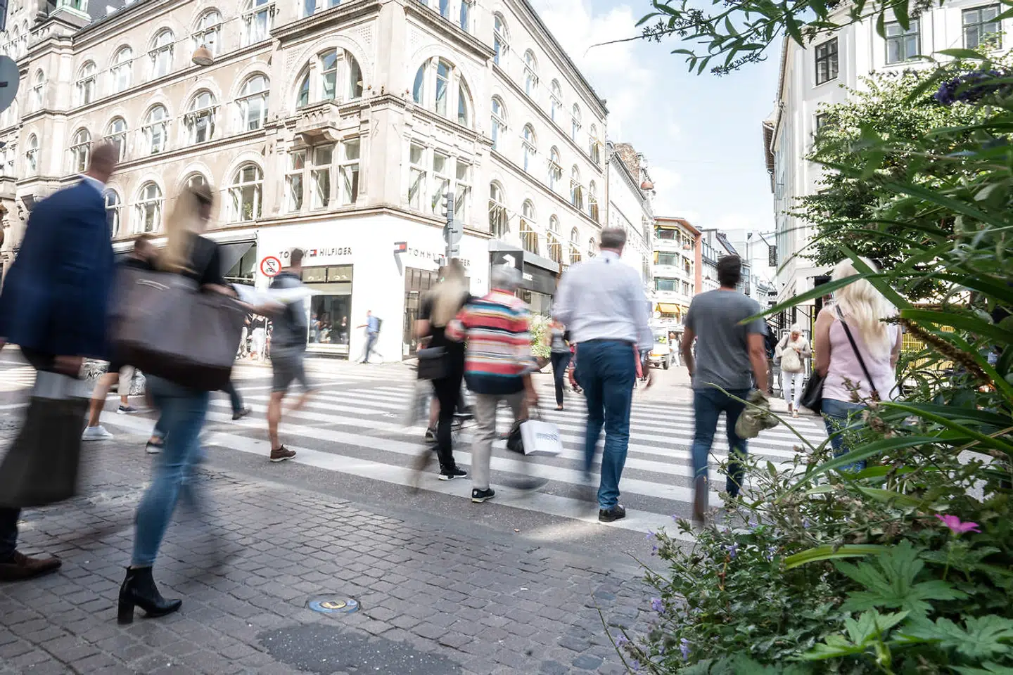 På trods af, at der i disse tider er mange mennesker på Strøget, står hver tiende butik tom. Huslejen er for høj, fortæller administrerende direktør Per Nyborg fra Institut for Center-Planlægning.