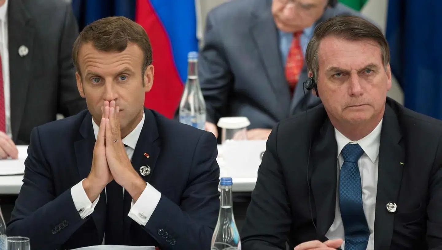 Der har mildest talt været dårlig stemning mellem Frankrigs præsident, Emmanuel Macron, (tv.) og Brasiliens præsident, Jair Bolsonaro, (th.) i løbet af den seneste uge. Bolsonaro aflyste blandt andet en time forinden et møde med Macron. I stedet tog han til frisør og sendte det live på Facebook.