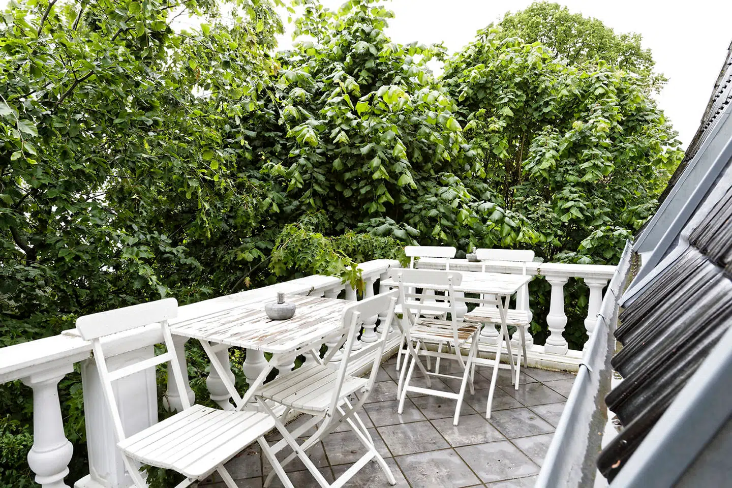 To terrasser henholdsvis mod øst på første sal og mod vest fra stueetagen er bygget med marmorfliser og balustre støbt i gammel stil.