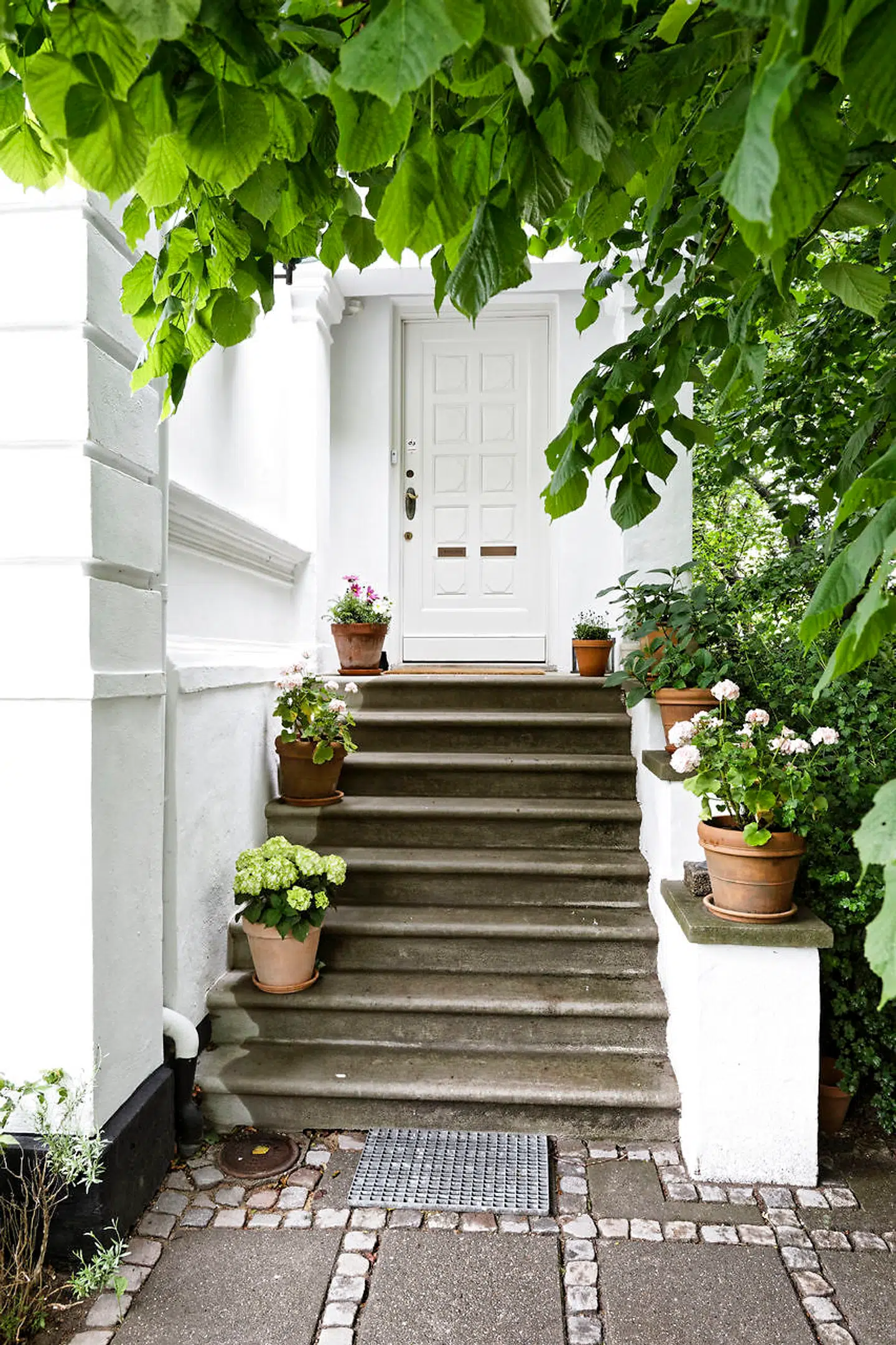 I 1917 blev entreen af ukendte årsager bygget til huset fra 1904.