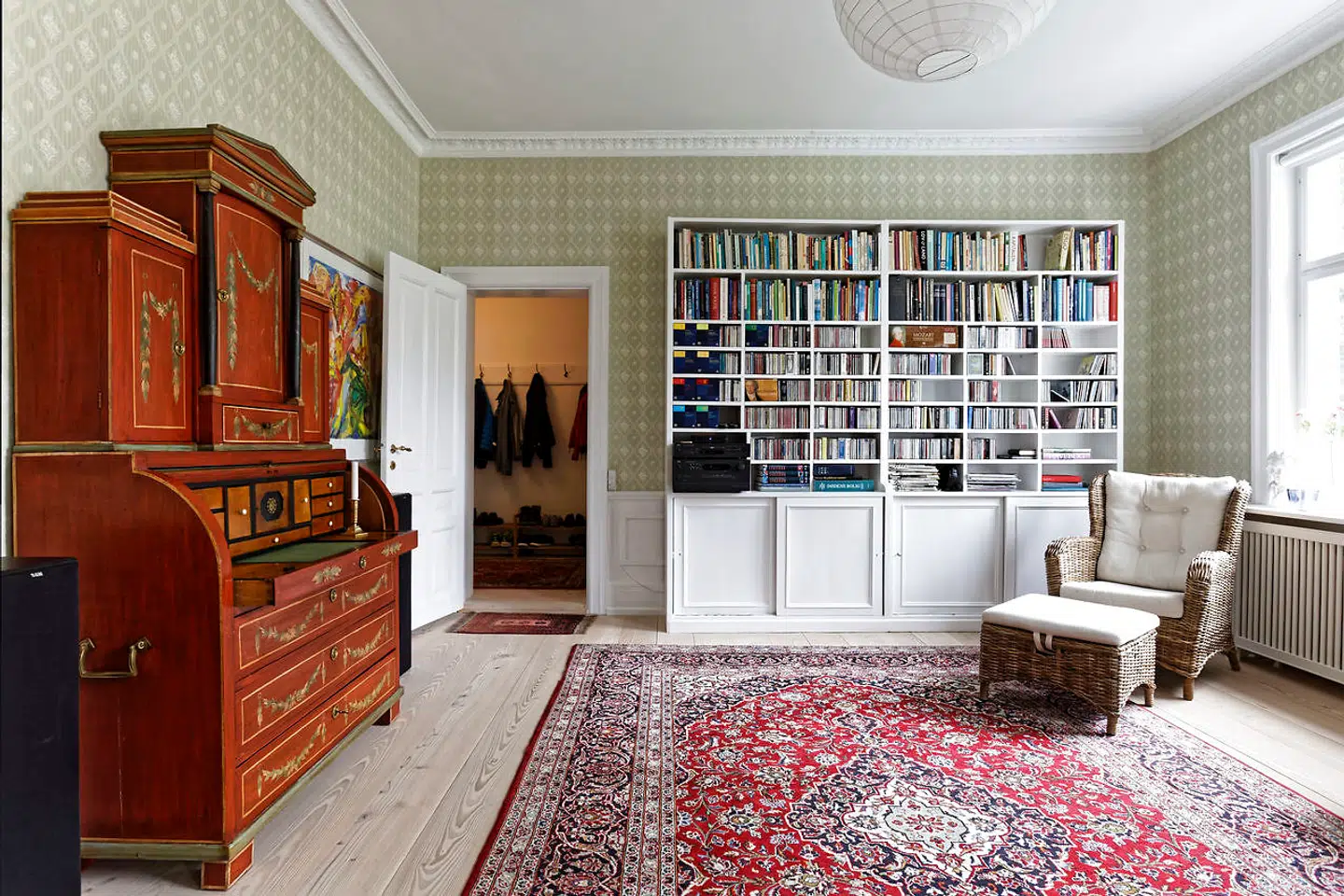 Den ene stue en suite fungerer som kontor og læsestue med en af hjemmets to store reoler. Chatollet af valnøddetræ er arvet.