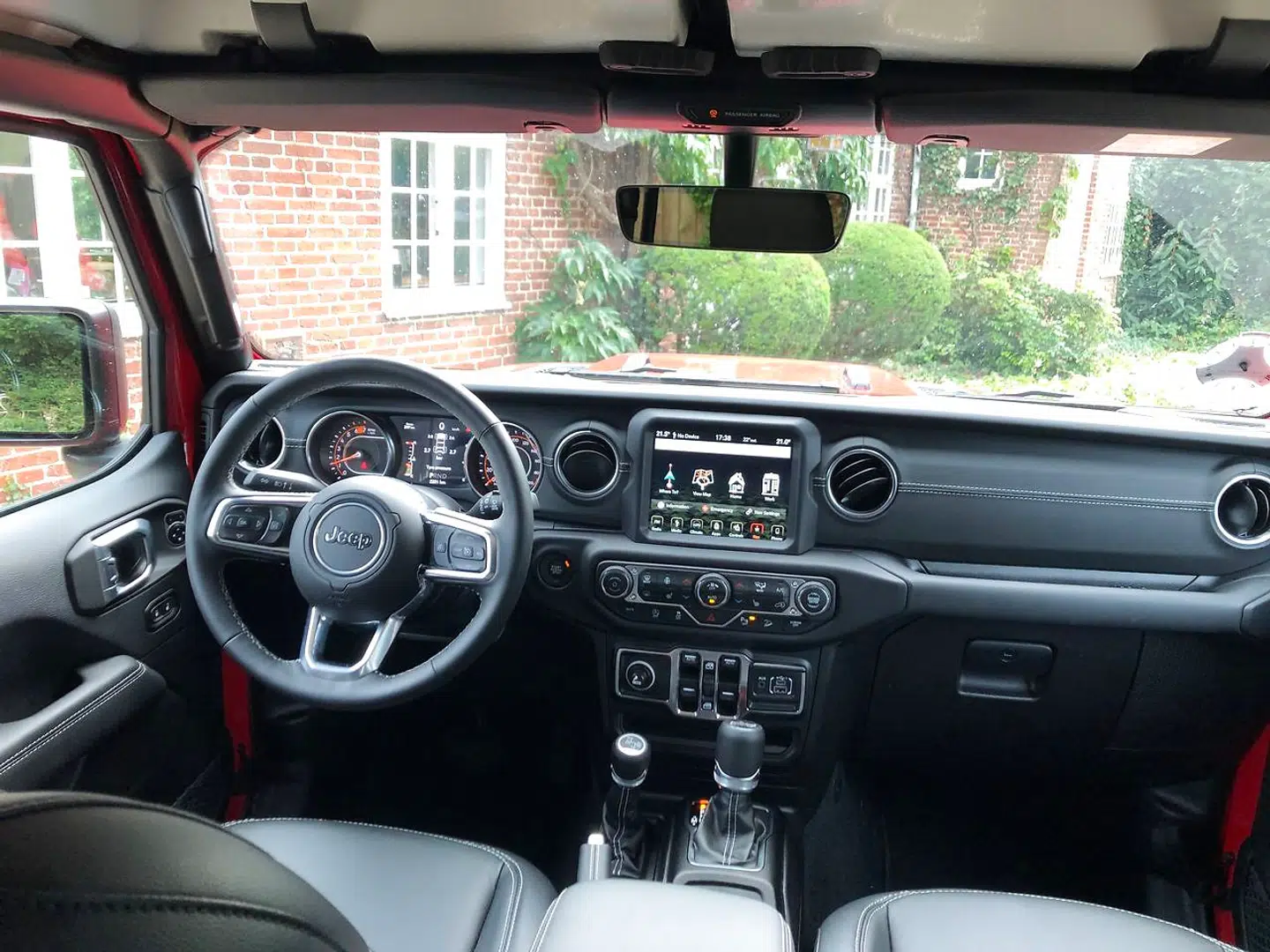 Kabinen er markant mere forførende end forgængerens med et mere retroinspireret design og bedre materialer.