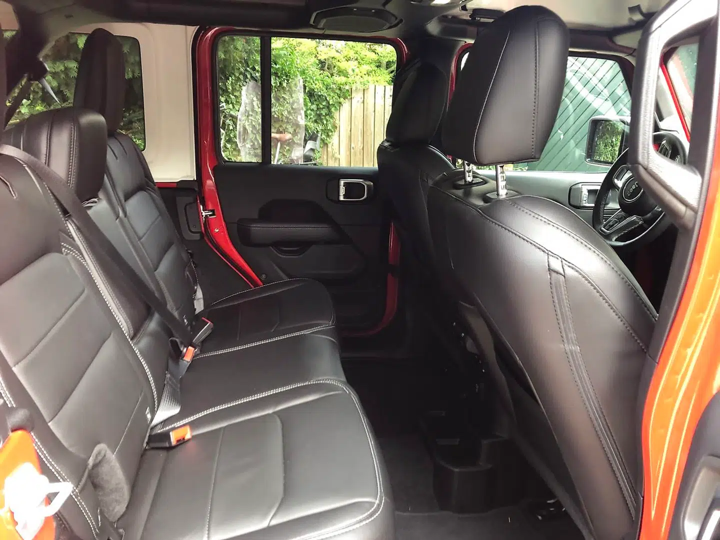 Bagsædet er godkendt uden at være imponerende, og der er stadigvæk en aura af bænk over sædearrangementet. Men knæplads og hovedhøjde er ikke noget problem.