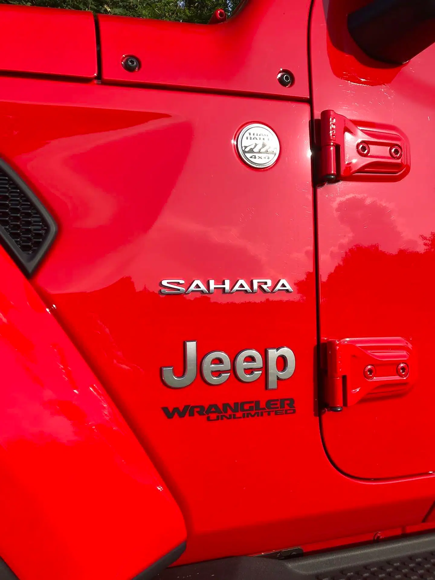 Jeep tager kun den topudstyrede version af Jeep Wrangler til Danmark. Vil du have en todørs, kan den dog leveres til 895.000 kr.