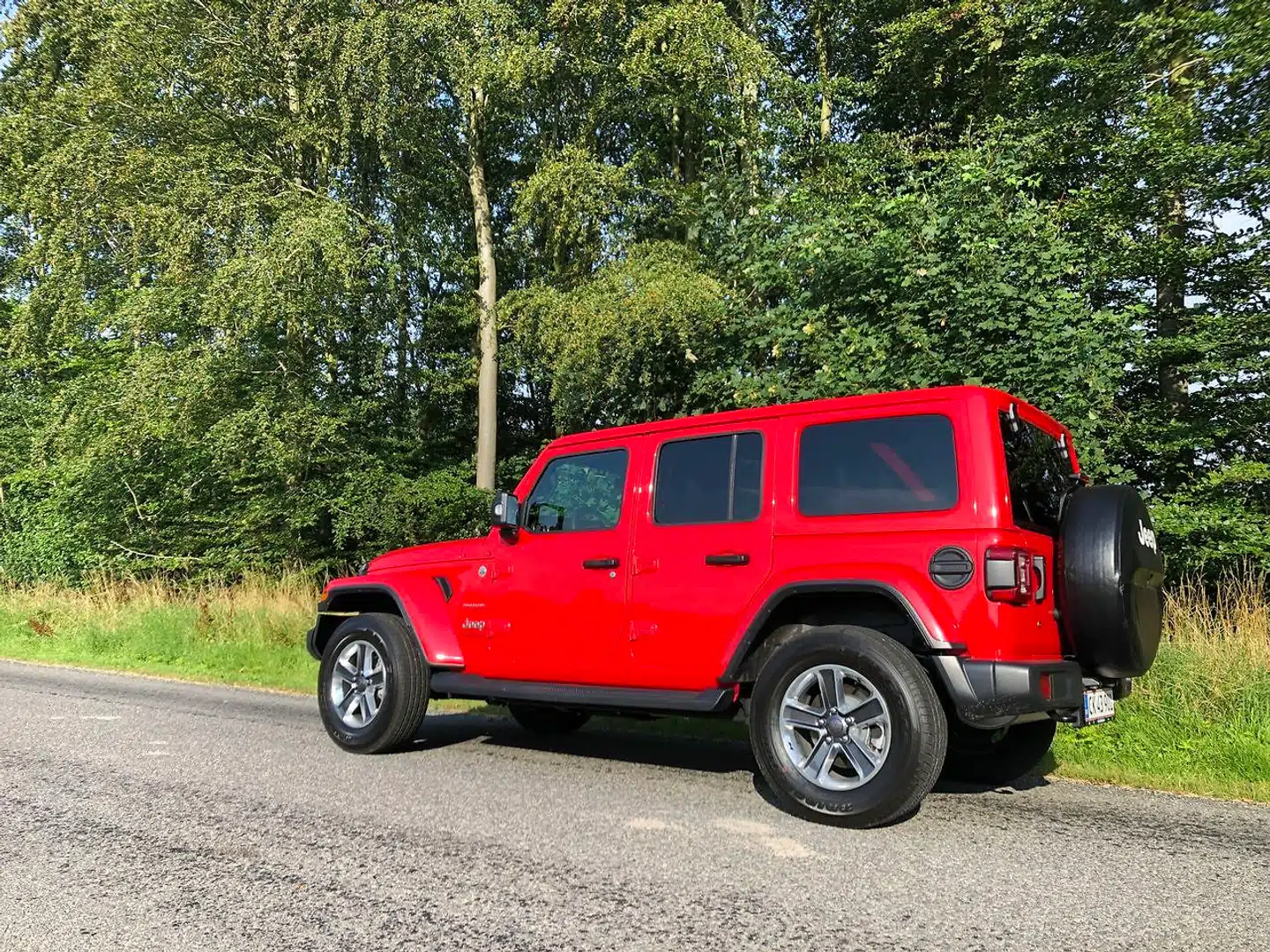 Wrangler kan laves om til en cabriolet ved at afmontere tagplader og hele kassen over bagagerummet. Men du kan ikke tage delene med, når du kører, så du skal satse på godt vejr til hele turen, før du piller taget af.