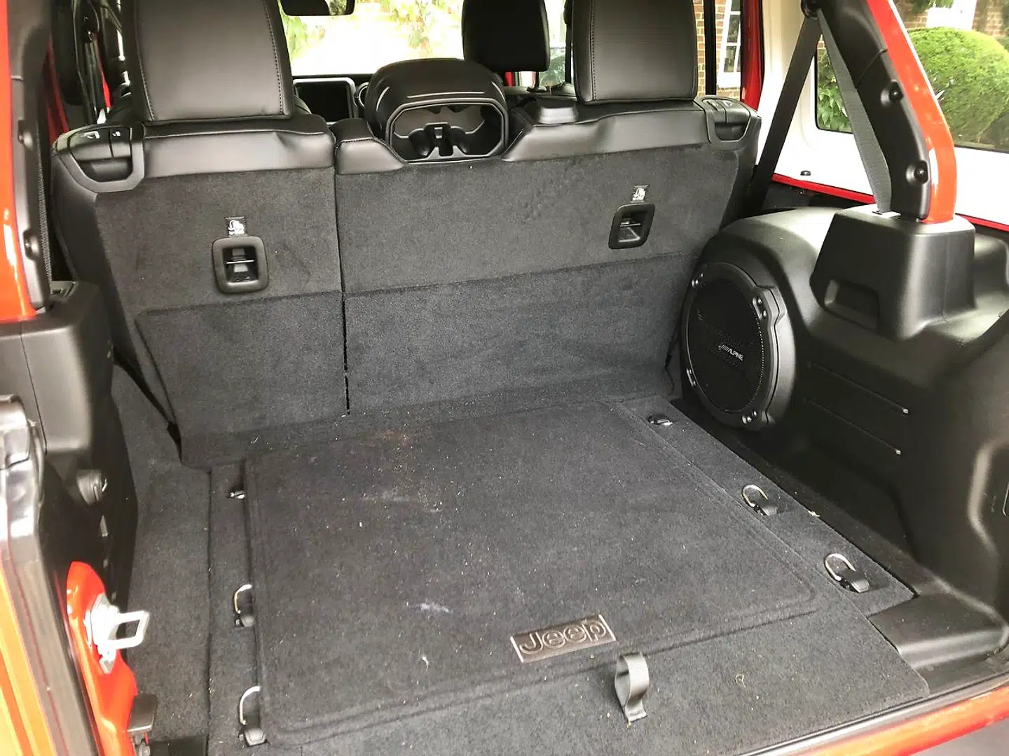 Bagagerummet er reelt og funktionelt, og har man først vænnet sig til den sidehængslede låge med reservehjulet på, så fungerer det fint. Men lågen er lidt tung at åbne.