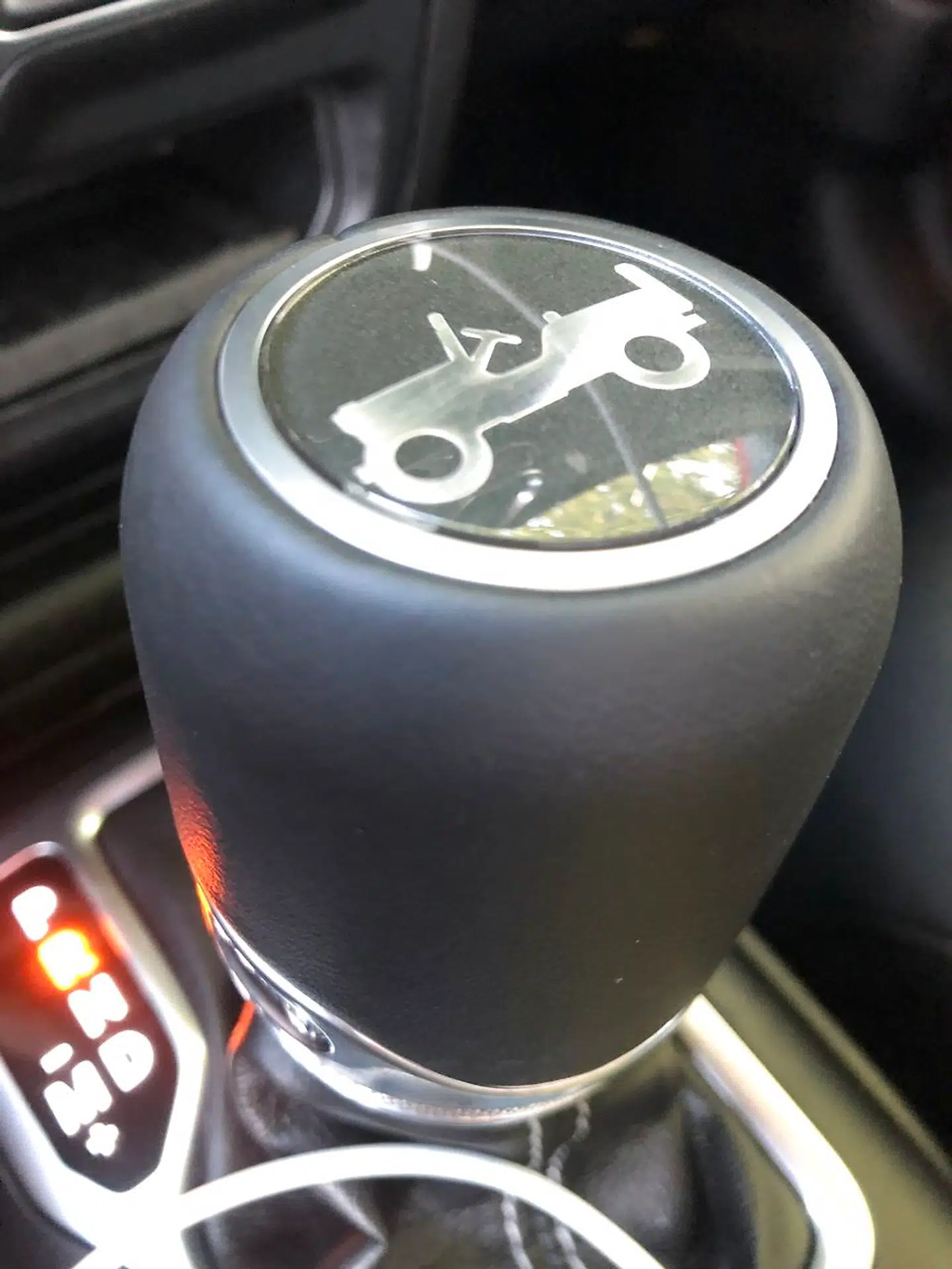 Bilen hylder sin historie – som her på gearvælgeren, der har en aftegning af den oprindelige amerikanske militærjeep fra 1941.