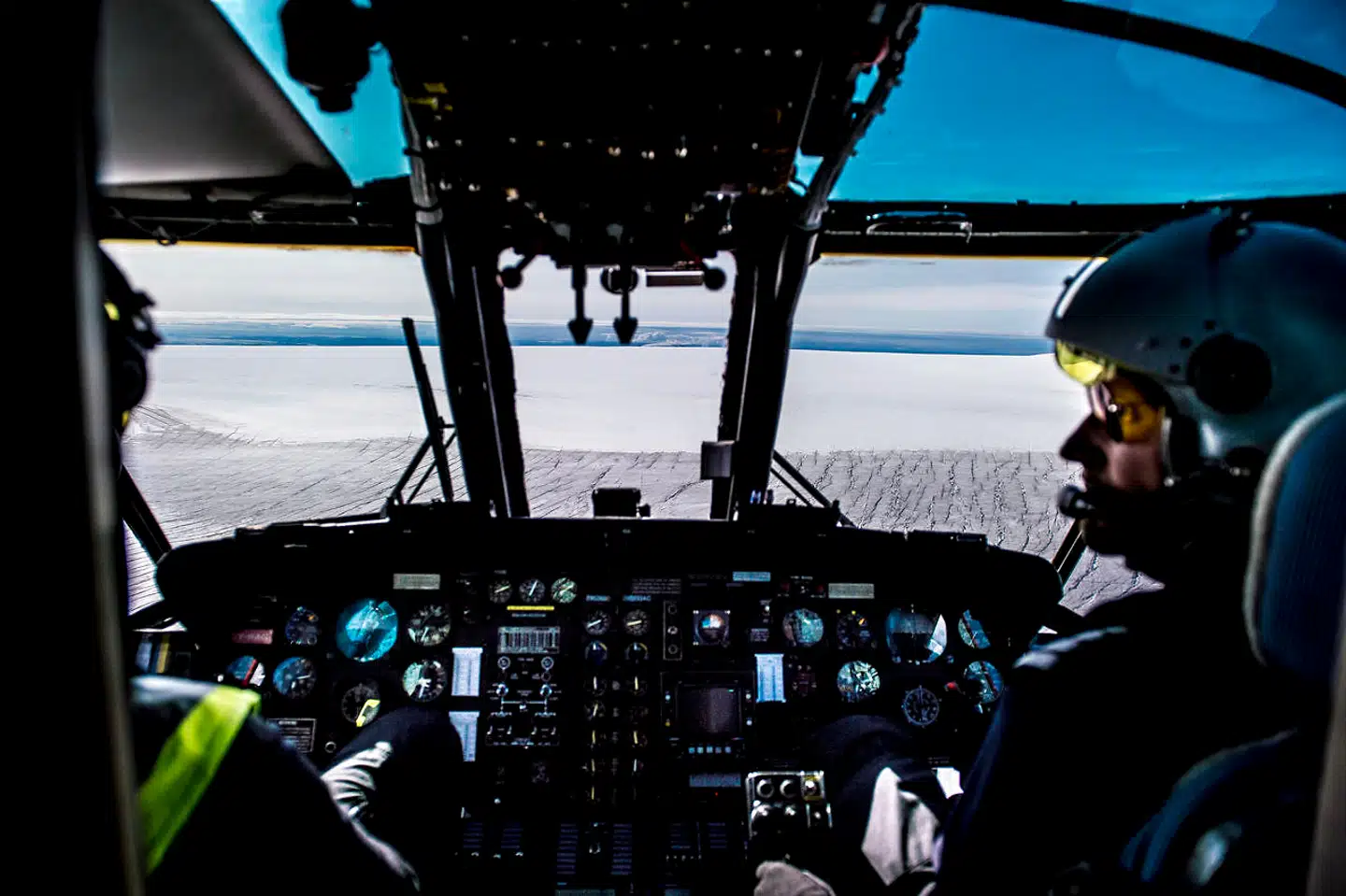 Statsminister Mette Frederiksen flyver over indlandsisen inden hun indleder sit to dages besøg i Grønland, søndag den 18. august 2019. Under besøget i Grønland mødes statsministeren bl.a. med formand for Naalakkersuisut Kim Kielsen og øvrige medlemmer af Naalakkersuisut, repræsentanter for arbejdsmarkedsorganisationer og virksomheder samt Arktisk Kommando.. (Foto: Mads Claus Rasmussen/Ritzau Scanpix)
