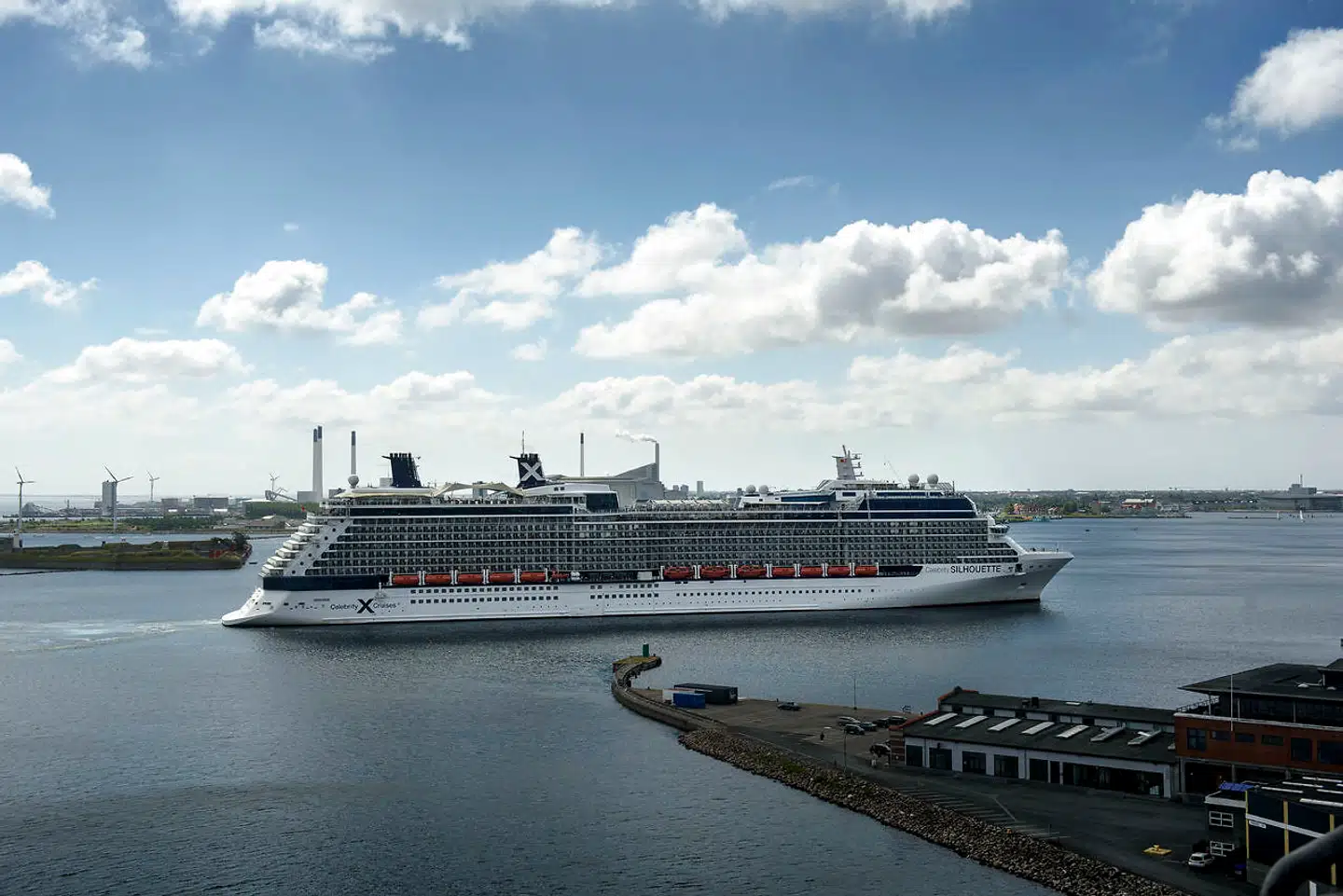 De store krydstogtskibe som Norwegian Joy er kommet for at blive, men rederierne er bevidste om at tilpasse sig den nye bæredygtige virkelighed med mindre overflod om bord.