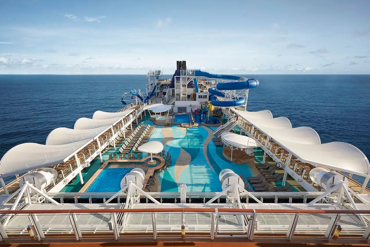 Der er skam pool på Norwegian Joy, selv om temperaturerne ofte er for kølige til solbadning på åbent hav. Men der er også en hop tub til vandhundene.