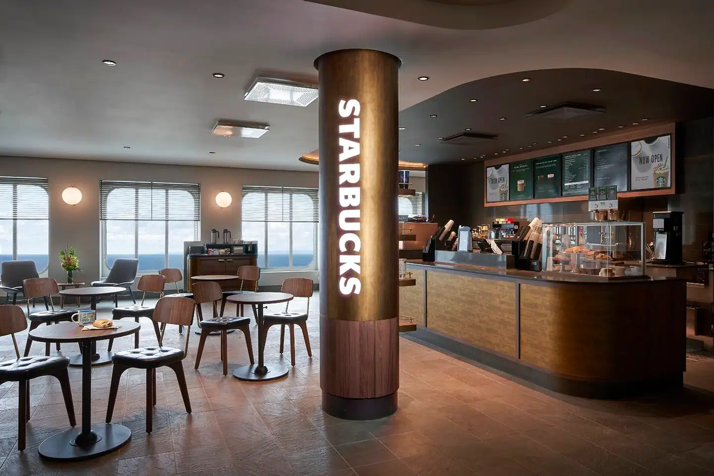 Om der er Starbucks ombord på skibet? Jada. Til gengæld er der ikke mange af de kæder, man normalt ser overalt i USA, på Alaskas fastland.