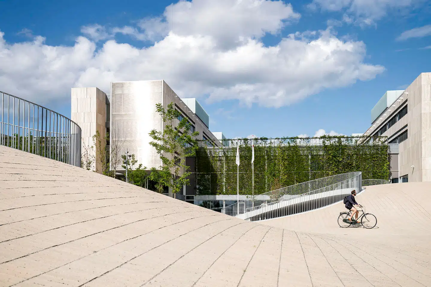 Det smukke, teglbelagte bakkelandskab på Karen Blixens Plads er perefekt til en cykeltur – og bliver uden tvivl også populært blandt skaterne.