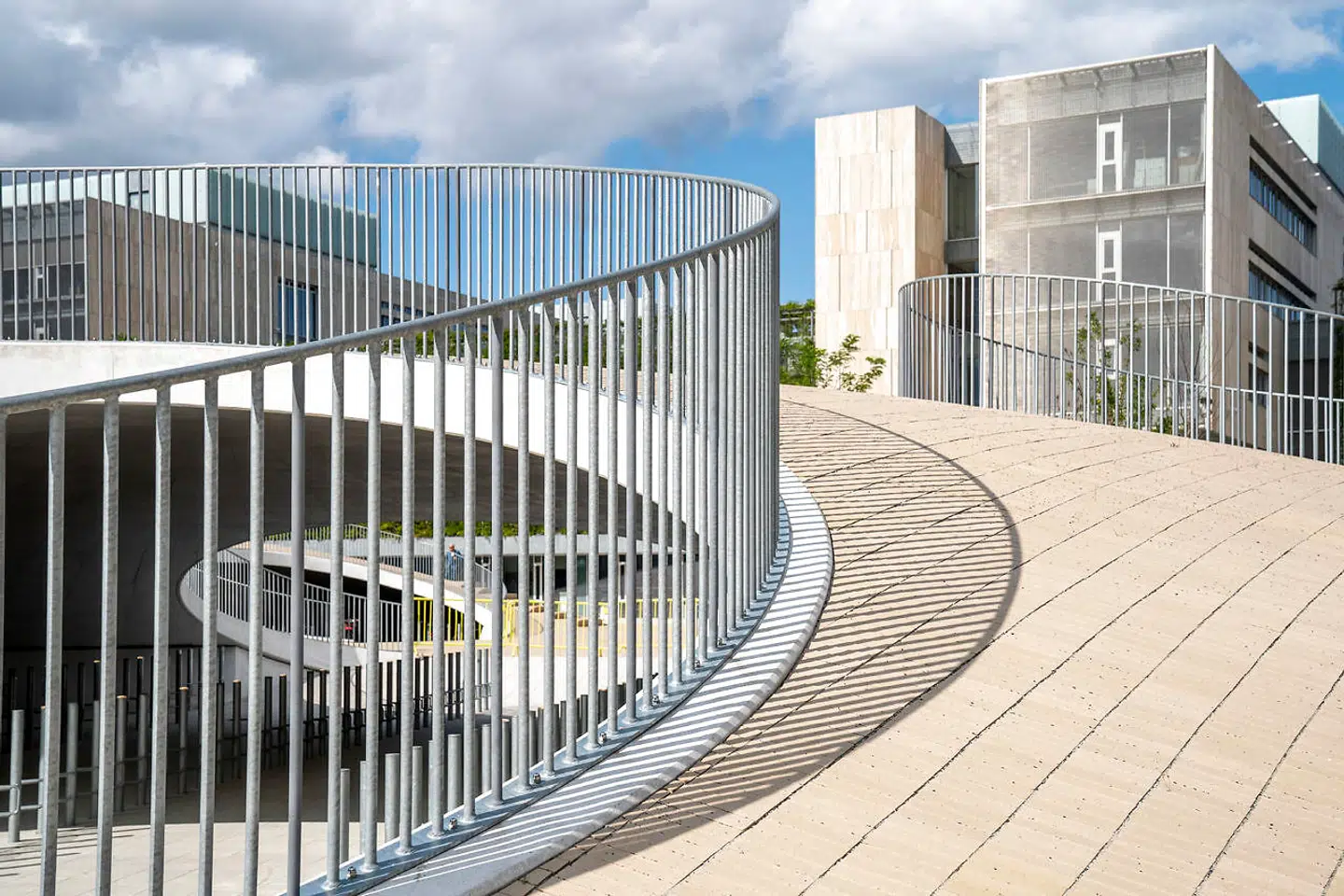 Hobbithulerne havde uden tvivl stået smukkere, hvis man kunne have undværet rækværkerne, men det havde været for farligt. Når det nu skulle være, er det imponerende, at det er lykkedes at få cirkelslagene til at stå lige så præcist som på en tegning.