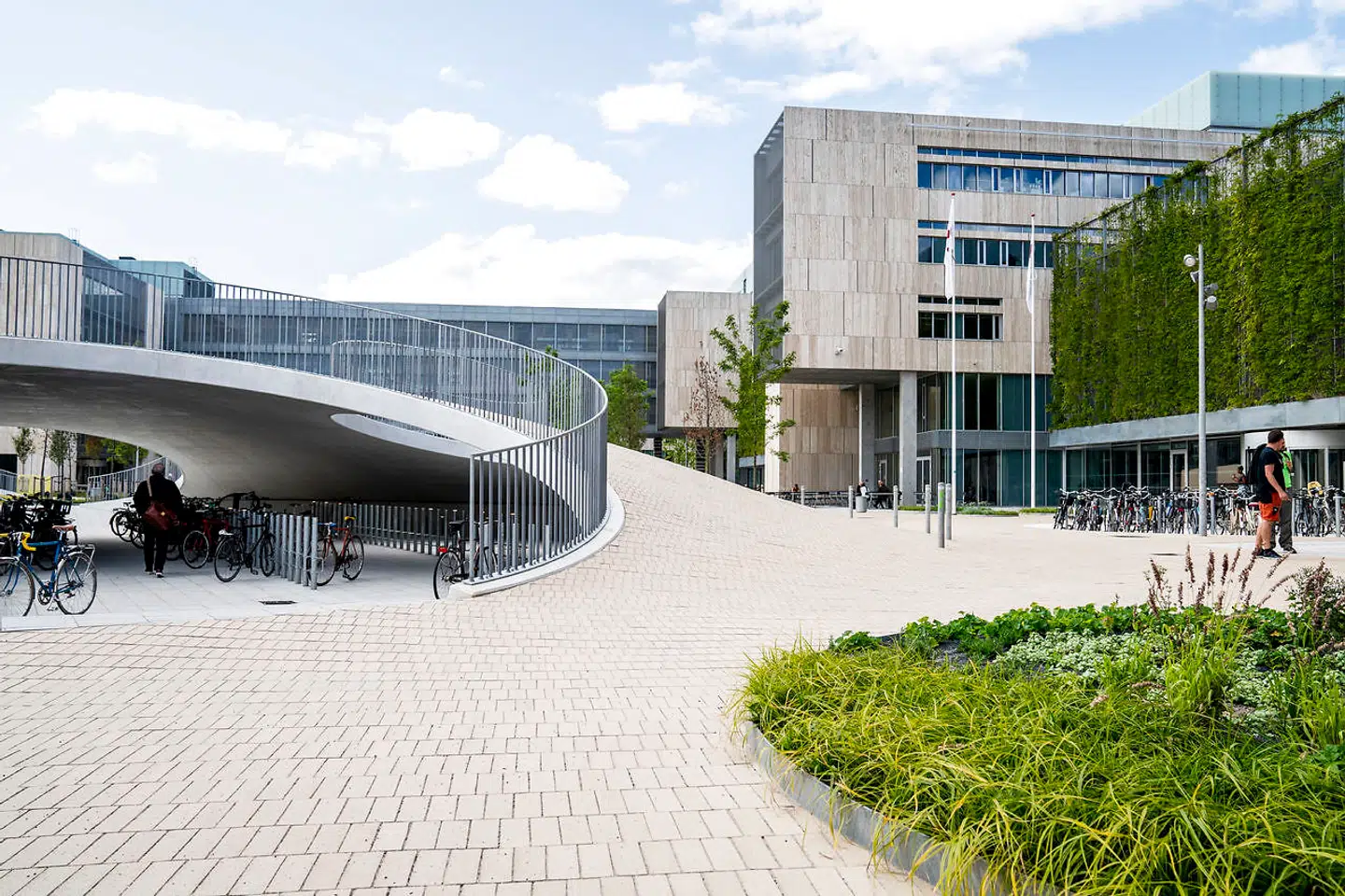 Teglhulerne strukturerer pladsen og formår samtidig at supplere og venliggøre de marcherende KUA-blokke på bedste vis.