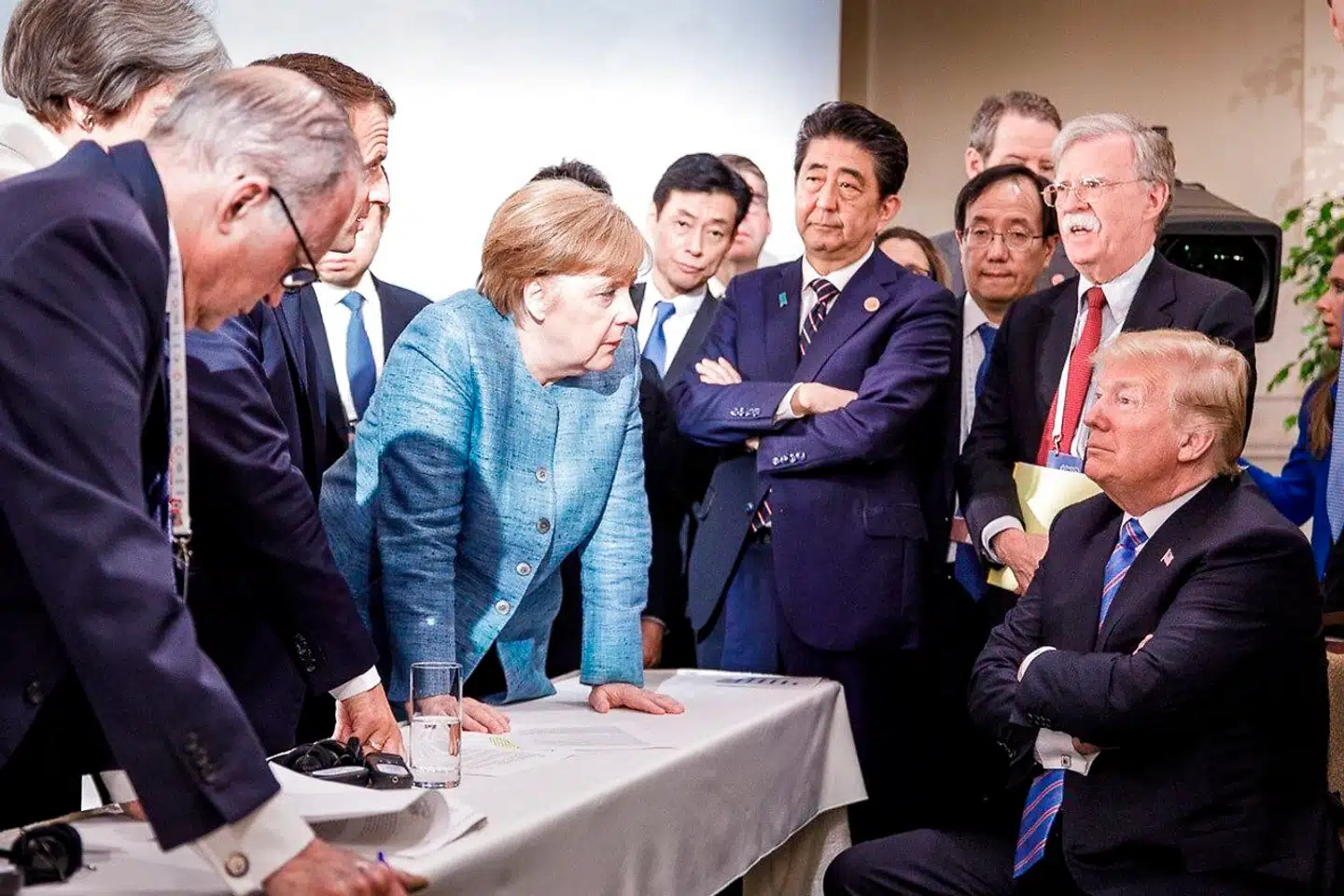 Vil historien gentage sig denne weekend? Et i dag ikonisk foto fra G7-topmødet i Quebec, Canada, den 9. juni sidste år som tydeligt illustrerede stemningen. / AFP PHOTO / Bundesregierung / Jesco DENZEL /