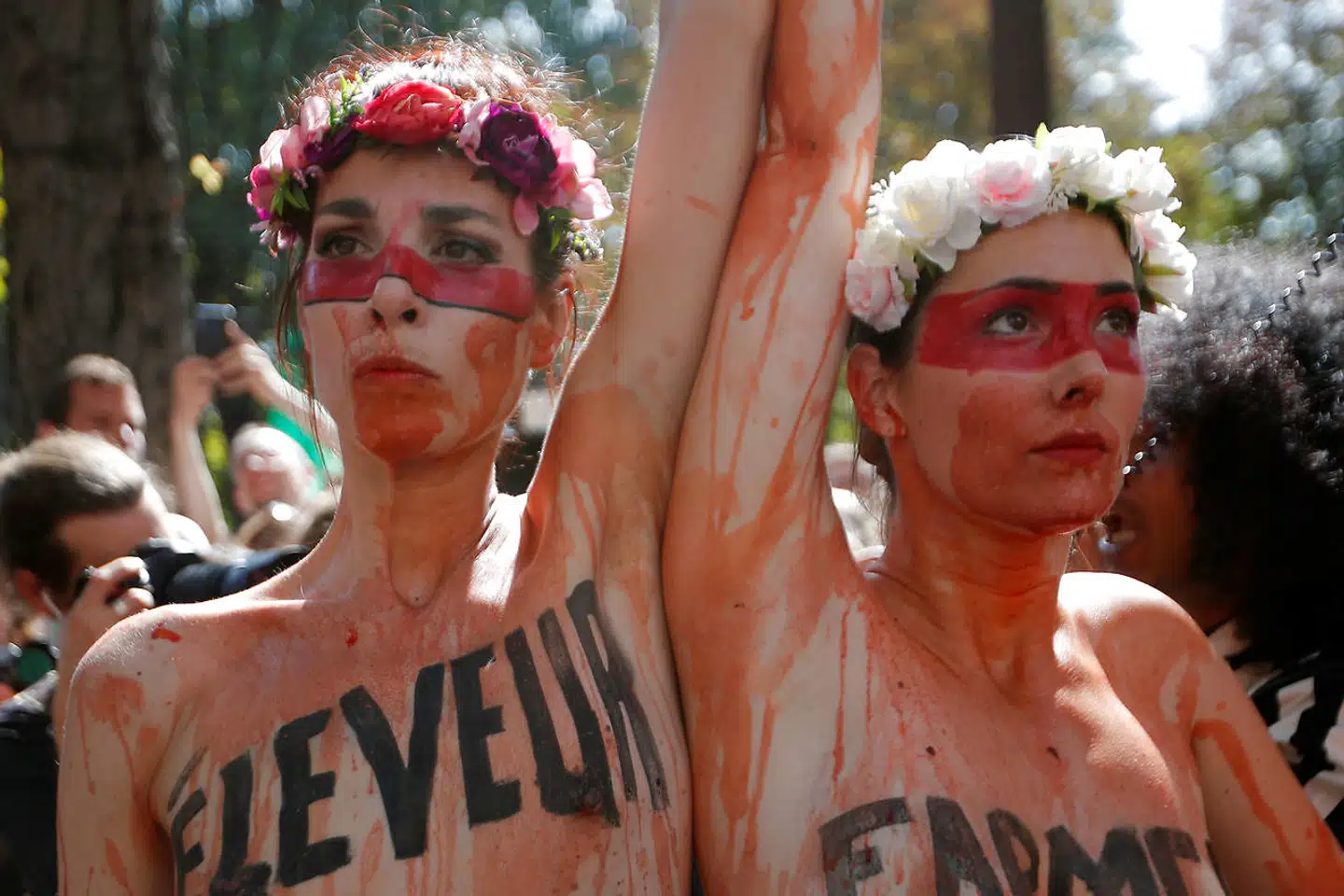 Klimaaktivister demonstrerer foran den brasilianske ambassade i Paris på grund af skovbrandene i Amazonas.