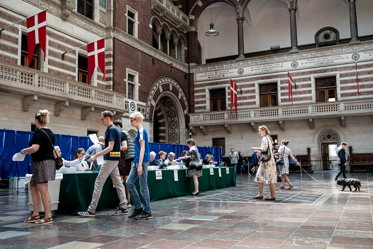 Der stemmes til folketingsvalget 5. juni 2019. Her på Københavns Rådhus - hvorfra nogle medlemmer af Borgerrepræsentationen tog orlov med løn for at kunne passe deres valgkamp andetsteds. Nu efterlyser de selv smidigere regler.