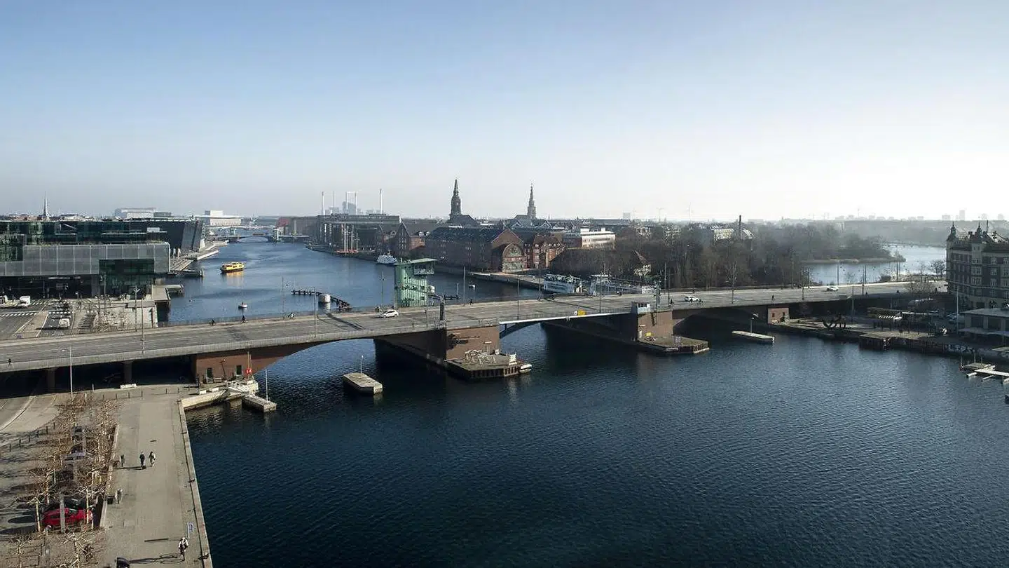 »Det er 4 uger siden, at jeg mistede et menneske, som har/havde stor betydning for mit liv. I løbet af disse uger er der ikke gået én dag, hvor jeg ikke har savnet. Samtidig er der desværre heller ikke gået én dag, hvor jeg ikke har bemærket vanvidskørsel inde midt i København på vej til arbejde, svømning eller for at hente min søn i vuggestuen,» skriver Jonas Lambæk Thestrup.