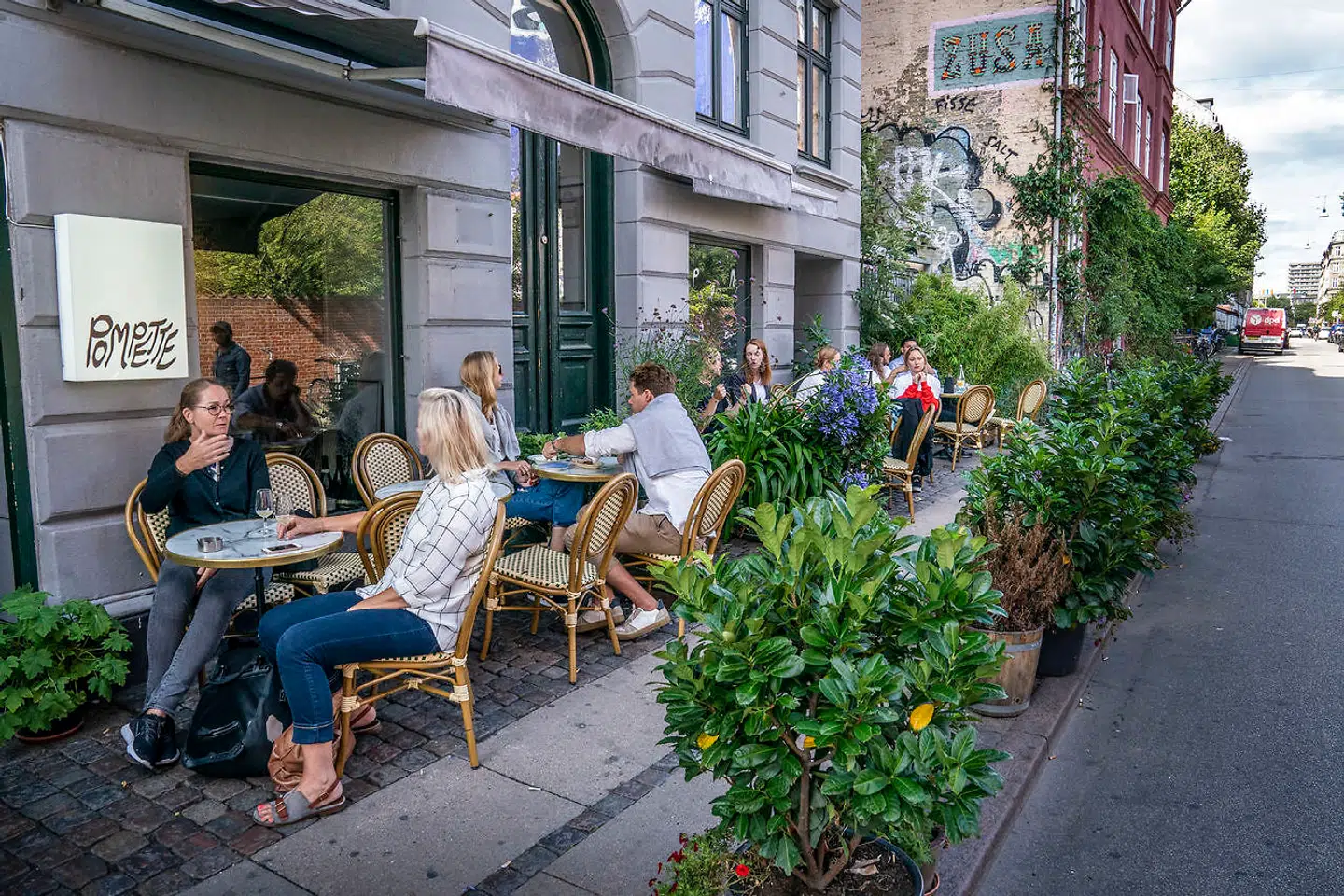 Udestillingen på Pompette er populær om sommeren.