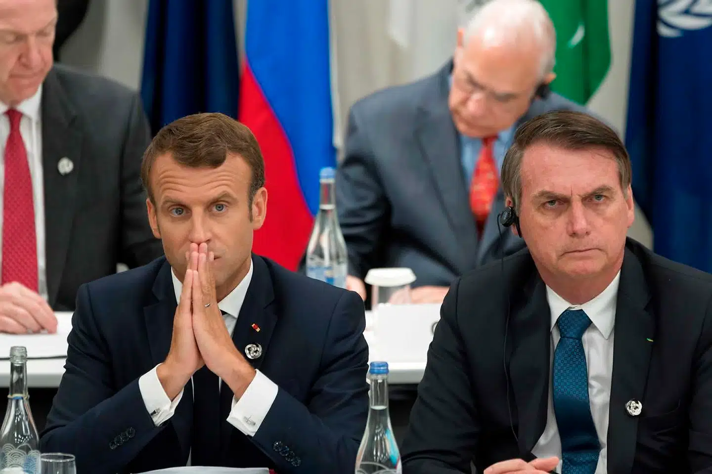 Brasiliens præsident, Jair Bolsonaro (th.), kritiserer fredag den franske præsident, Emmanuel Macron (tv.), og mener, at han har en »kolonialist-mentalitet«.