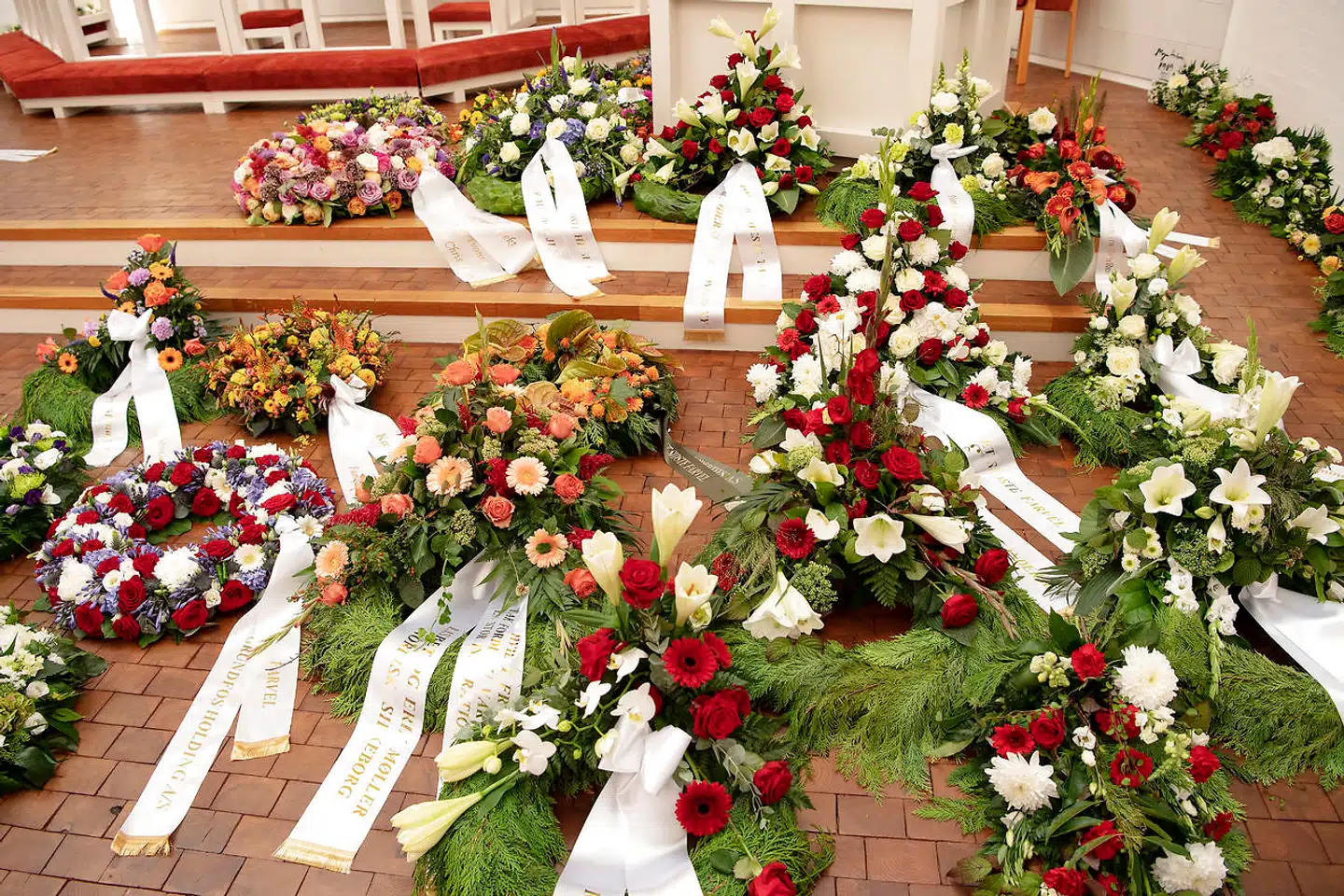 Stifteren af Jysk Lars Larsen bliver bisat fra Sejs - Svejbæk kirke i silkeborg torsdag den 22. august 2019. Lars Larsen blev 71 år.