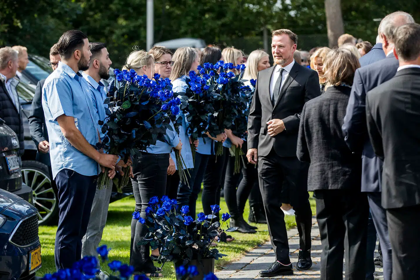Lars Larsens søn, Jacob Brunsborg, takker de Jysk-ansatte der var mødt op med blå roser. Torsdag 22. august 2019 blev Lars Larsen bisat i Sejs-Svejbæk kirke udenfor Silkeborg.