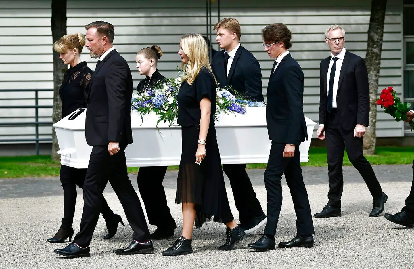 Lars Larsens kiste bæres af børnene Jacob Brunsborg (47 år), Mette Brunsborg (44 år) samt børnebørnene Christian Birk Brunsborg (19 år), Christine Birk Brunsborg (18 år), Søren Hansen Brunsborg (18 år) og Line Hansen Brunsborg (12 år) under bisættelsen i Sejs-Svejbæk Kirke ved Silkeborg, torsdag den 22. august 2019. Lars Larsen blev 71 år gammel. (Foto: Bo Amstrup/Scanpix 2019)