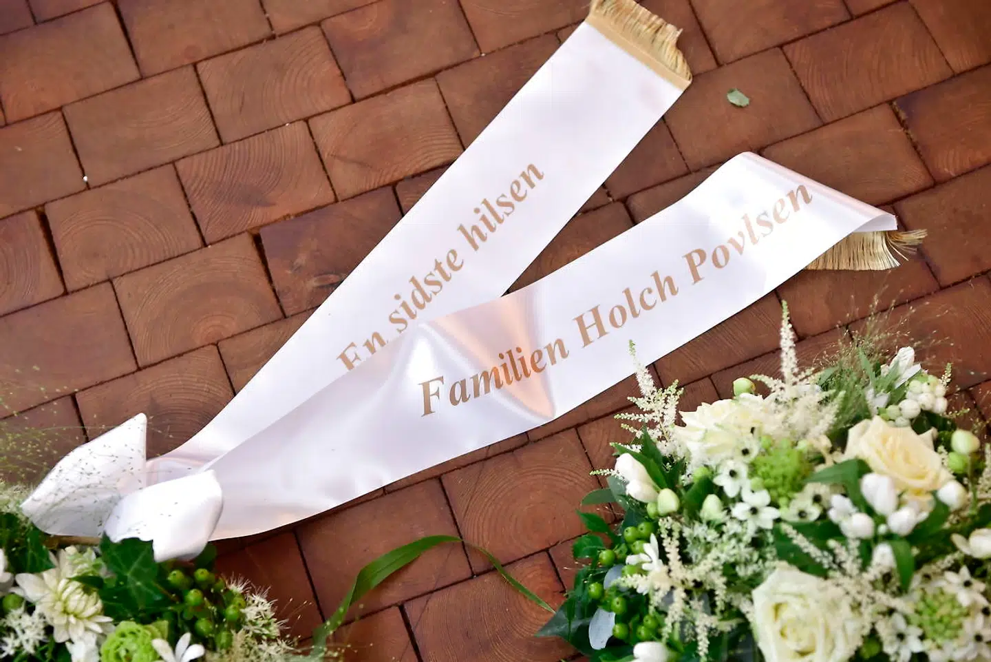 Lars Larsens kiste bæres af børnene Jacob Brunsborg (47 år), Mette Brunsborg (44 år) samt børnebørnene Christian Birk Brunsborg (19 år), Christine Birk Brunsborg (18 år), Søren Hansen Brunsborg (18 år) og Line Hansen Brunsborg (12 år) under bisættelsen i Sejs-Svejbæk Kirke ved Silkeborg, torsdag den 22. august 2019. Lars Larsen blev 71 år gammel. (Foto: Bo Amstrup/Scanpix 2019)