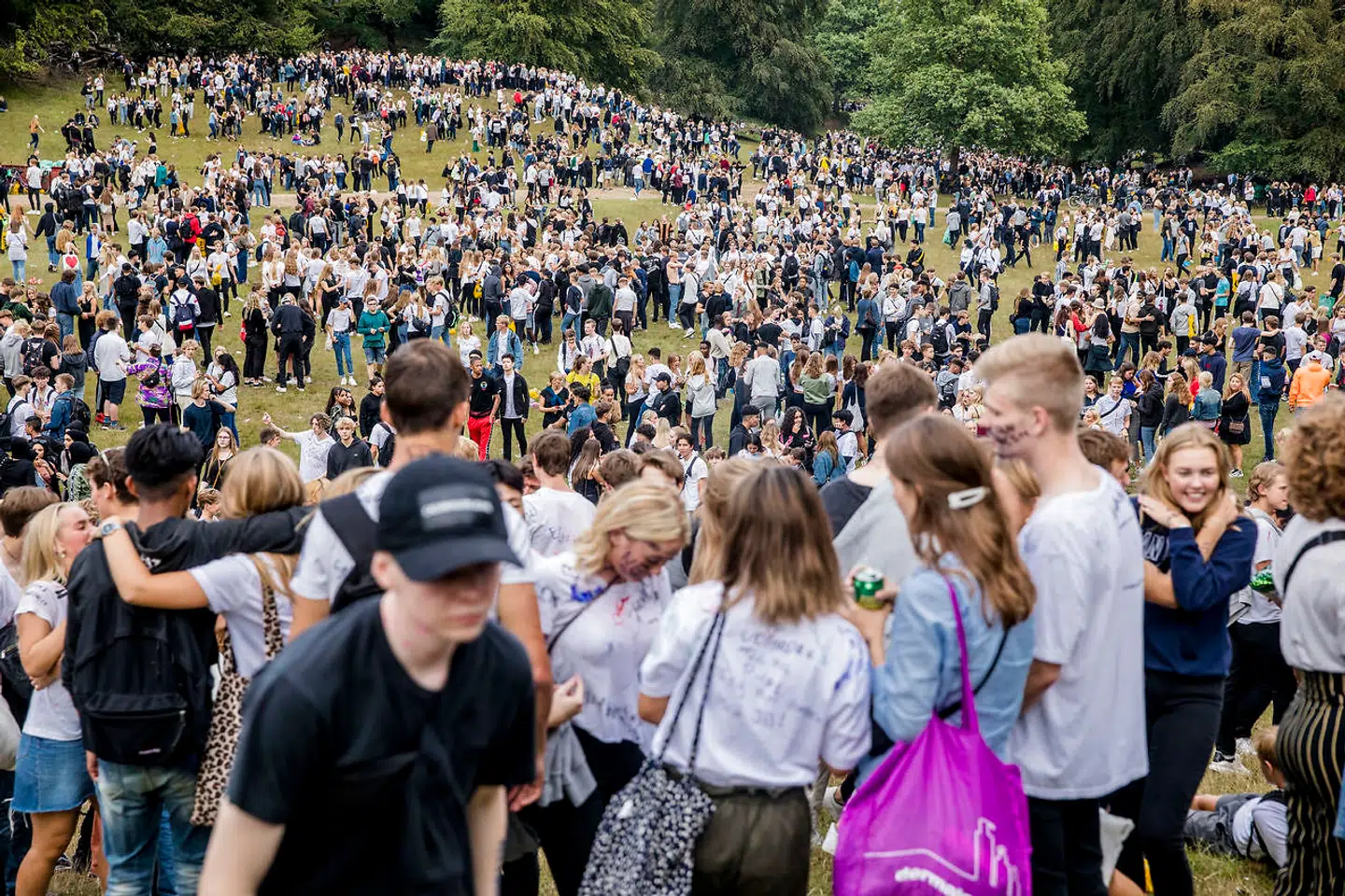 Over 7.000 gymnasieelever fra hovedstadsområdet og Nordsjælland var fredag samlet i Dyrehaven for at byde alle de nye 1. g'ere velkommen med alkohol og sprittuscher.