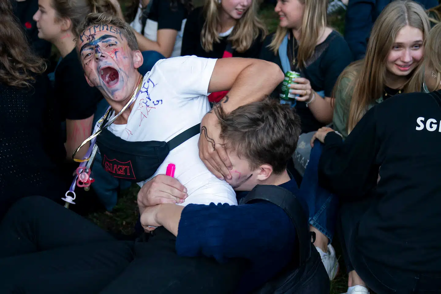 For mange gik fredagens fest i Dyrehaven godt, men 30 unge var under festen til observation i Røde Kors' telt for mistanke om forgiftning fra enten alkohol eller stoffer.