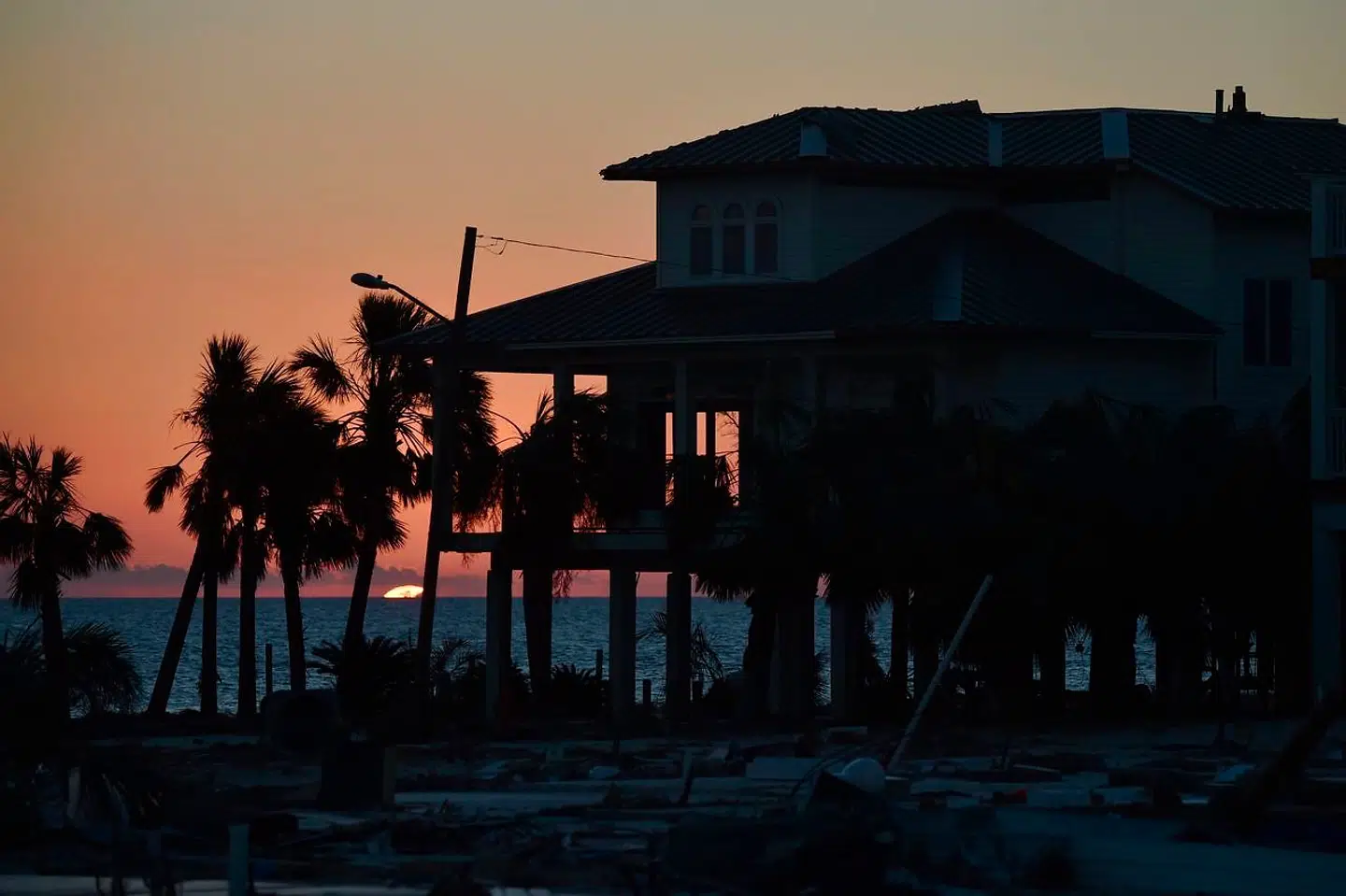 »Florida« er en bog om naturens voldsomme kræfter og i den henseende også om klimaforandringernes frygtede konsekvenser, og det er en bog om menneskelig overlevelse i en omskiftelig verden, hvor relationerne mellem folk alligevel er urgamle, skriver Merete Reinholdt. Her et hus ved Mexico Beach, Florida, ødelagt af orkanen Michael i 2018.