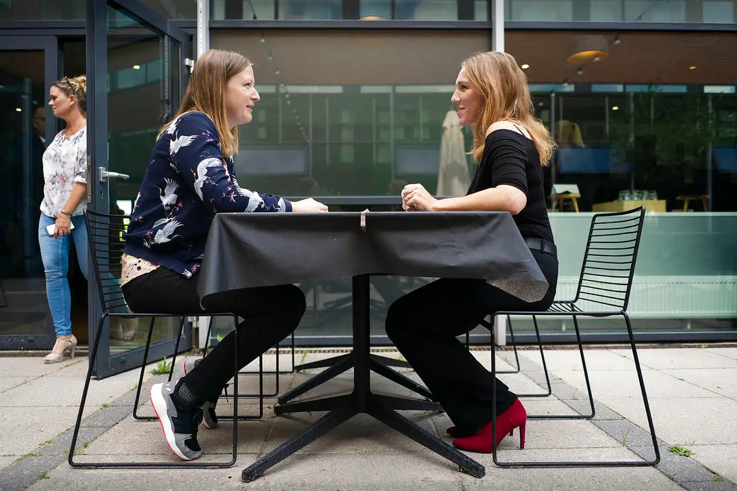 Mette Birk (tv.) har en kandidat i medievidenskab, men kom alligevel til jobmesse hos Scandic. Det mundede ud i en mulig praktikstilling.