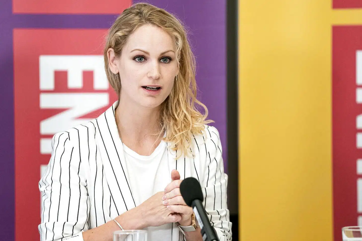 Enhedslistens partileder, Pernille Skipper, fortalte på partiets sommergruppemøde, at man gerne vil se på, om man kan lave en model, så reglerne ved sygdom for politikere ligner almindelige lønmodtageres i højere grad.