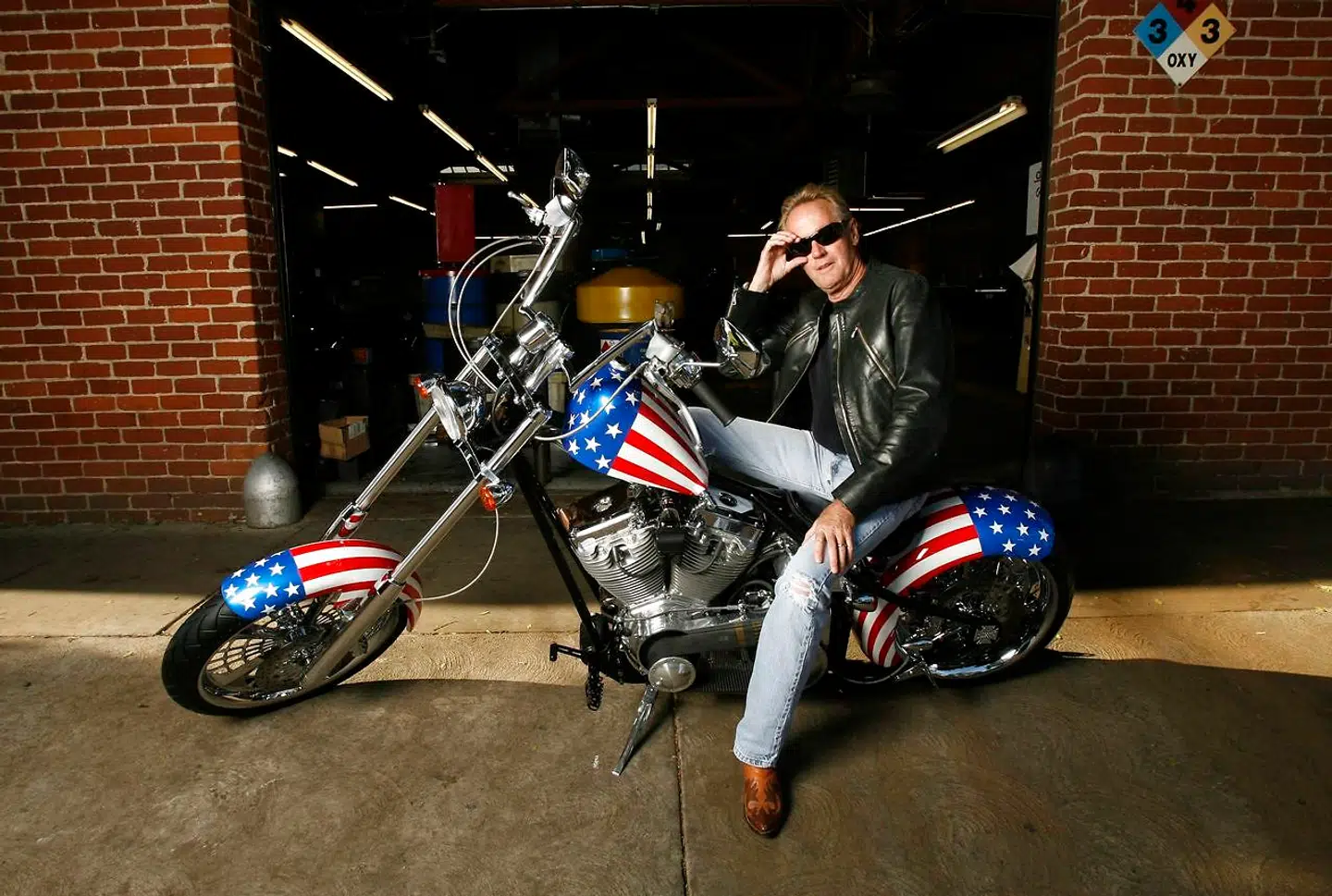 Peter Fonda fotograferet i 2009 på en kopi af sin motorcykel fra »Easy Rider«. Som i filmen er den udsmykket med stjerner og striber fra det amerikanske flag. Foto: Mario Anzuoni / Reuters / Ritzau Scanpix