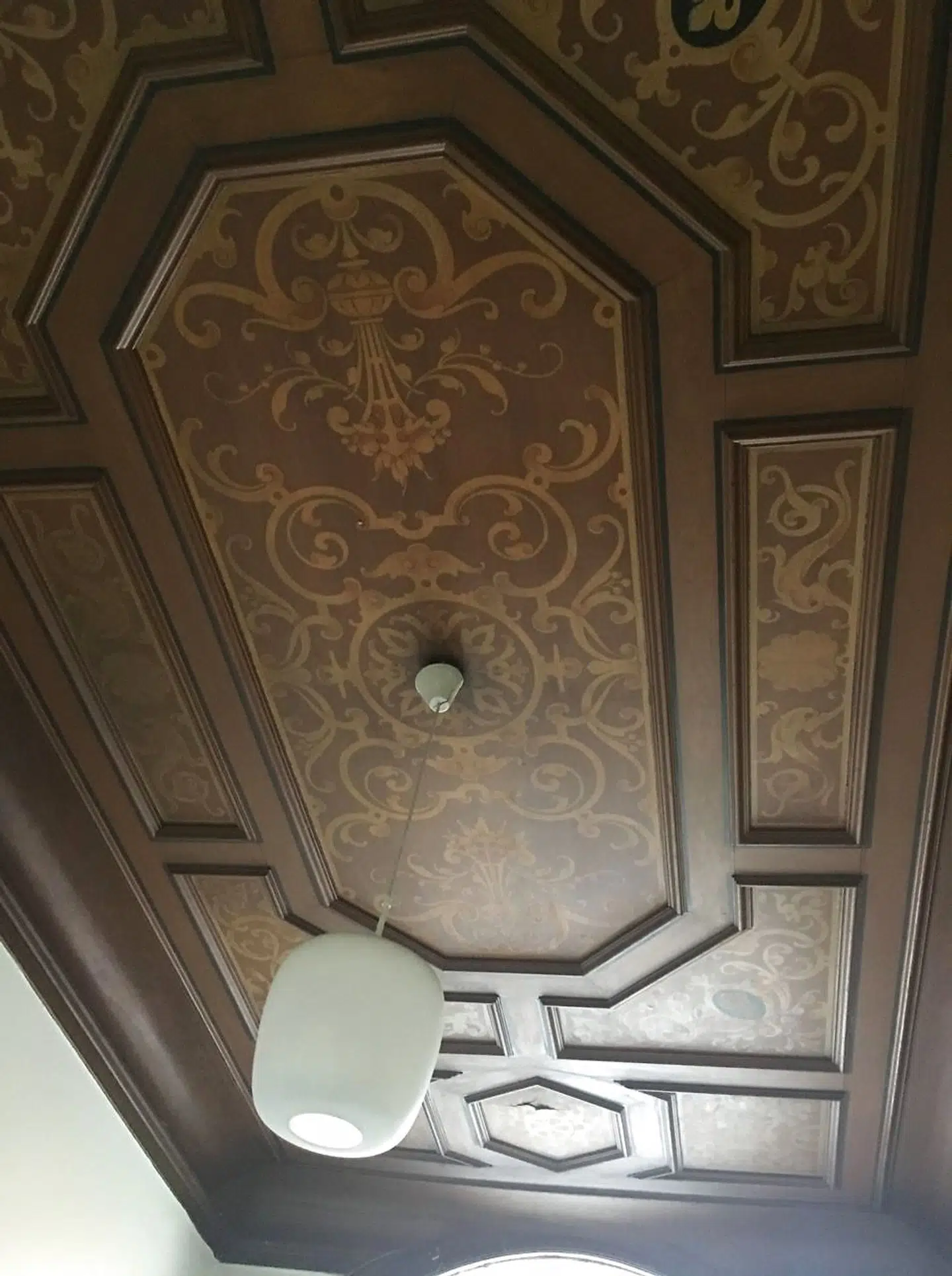 Et af lofterne i Holckenhus. De er ved at blive malet over med hvid maling. I et af sine Facebook-opslag skriver Maria Wandel, at lofterne i flere af lejlighederne er blevet sænket. Bl.a. den Jesper Langberg boede i før sin død. Hun skriver også, at eksperter tidligere kom fra Nationalmuseet for at bese og konservere lofterne. Sådan er det imidlertid ikke længere.