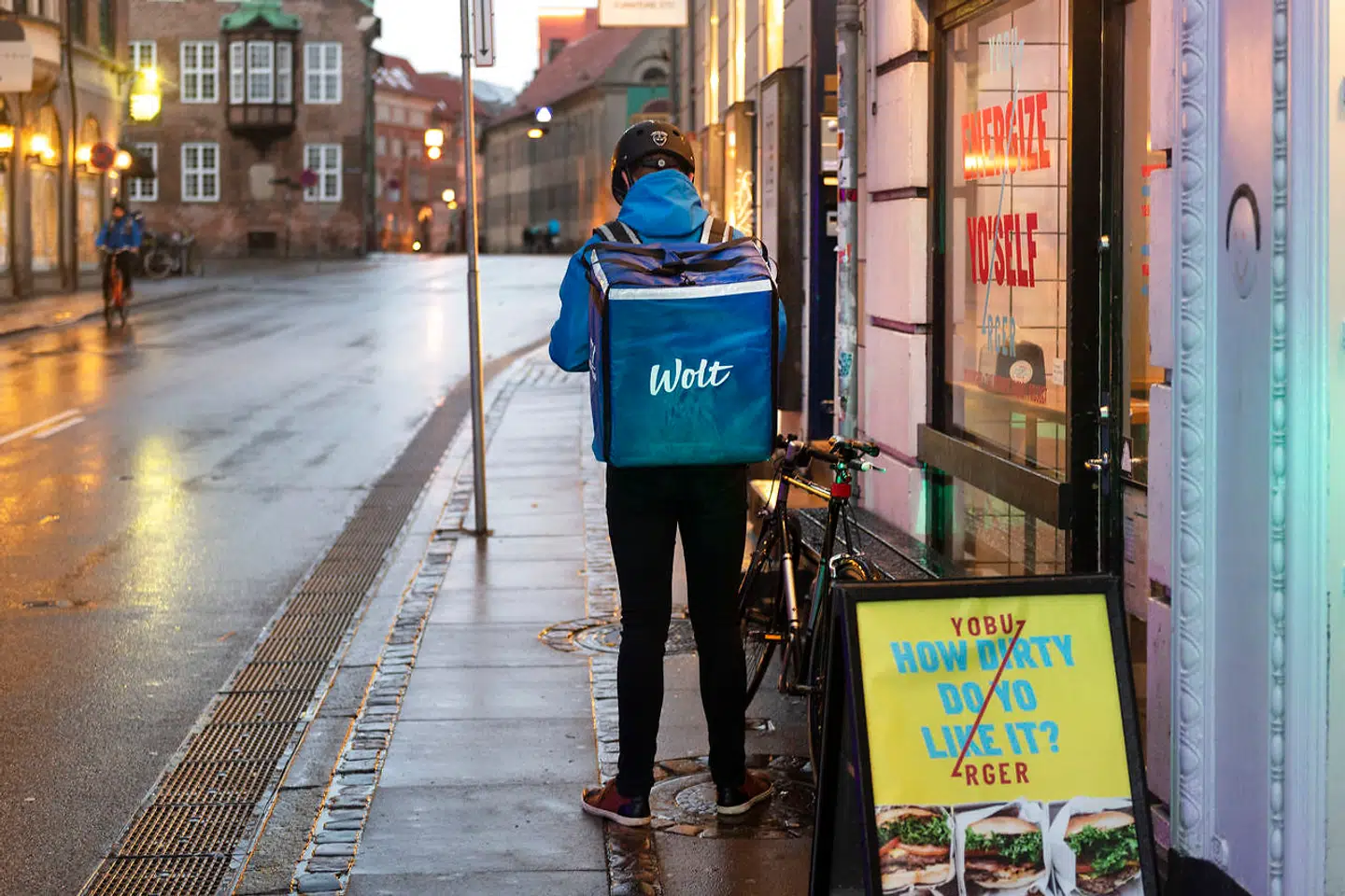 De blå Wolt-bude, der kan spottes i gadebilledet i flere store danske byer, er formelt set ikke ansat som lønmodtagere i virksomheden. Mange udlændinge bliver tiltrukket af den store fleksibilitet.