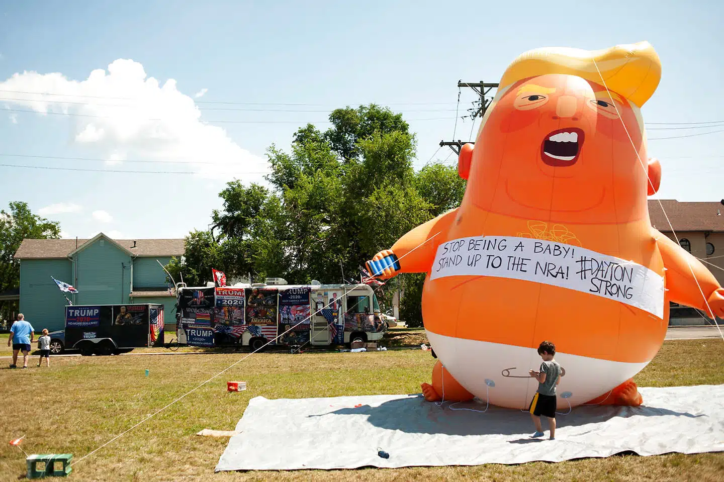 Arkivfoto. Kæmpeballon af en baby der skal forestille Trump.