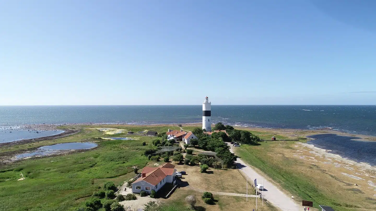 På sydspidsen af Öland finder du fyrtårnet »Lange Jan«. Det blev bygget i 1785, formentlig af russiske krigsfanger, og fra toppen kan du spejde ud over Det Baltiske Hav. (Foto: Visit Sweden / Ölands Turismorganisation)