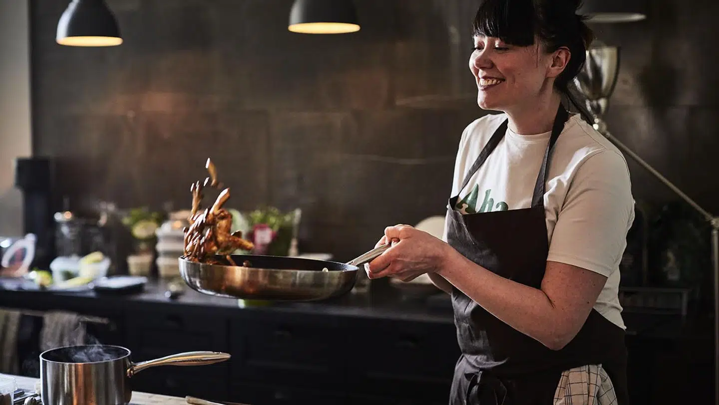 Hannah Grant (ex-Noma, ex Team Saxobank) er en af de 10 kokke, der medvirker i »Klimakogebogen«. Foto: Søren Gammelmark.
