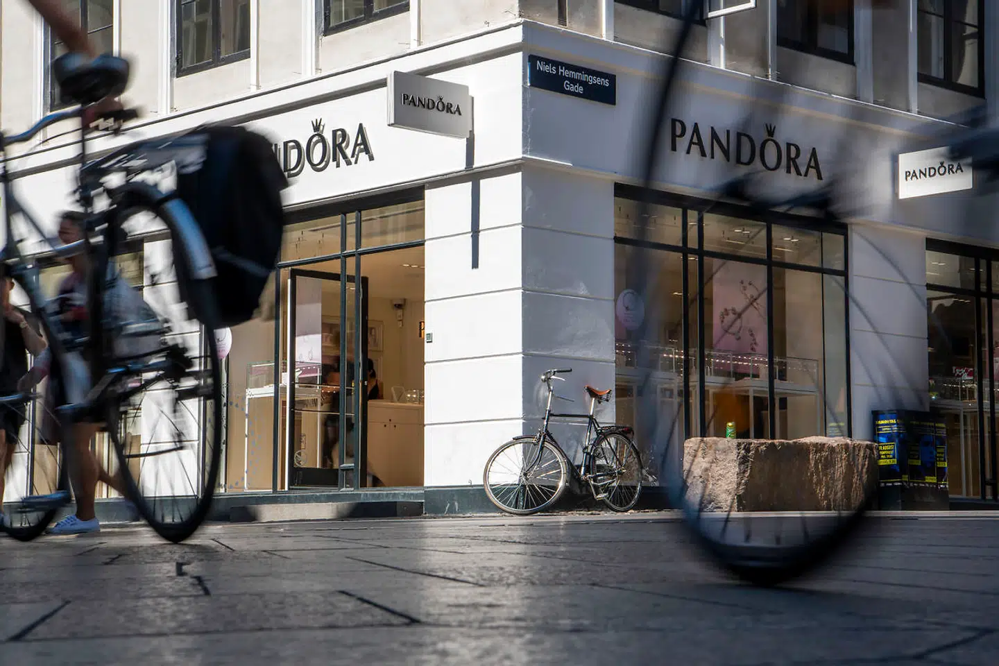 Der er langt fra de glade Pandora-dage i årene efter 2012, der bød på tocifrede vækstrater og en højtflyvende aktiekurs, til den situation, som det danske smykkeselskab står i i dag, og ved udgangen af andet kvartal er der 2.200 færre ansatte i Pandora end i årets første kvartal, oplyser selskabet i regnskabet.