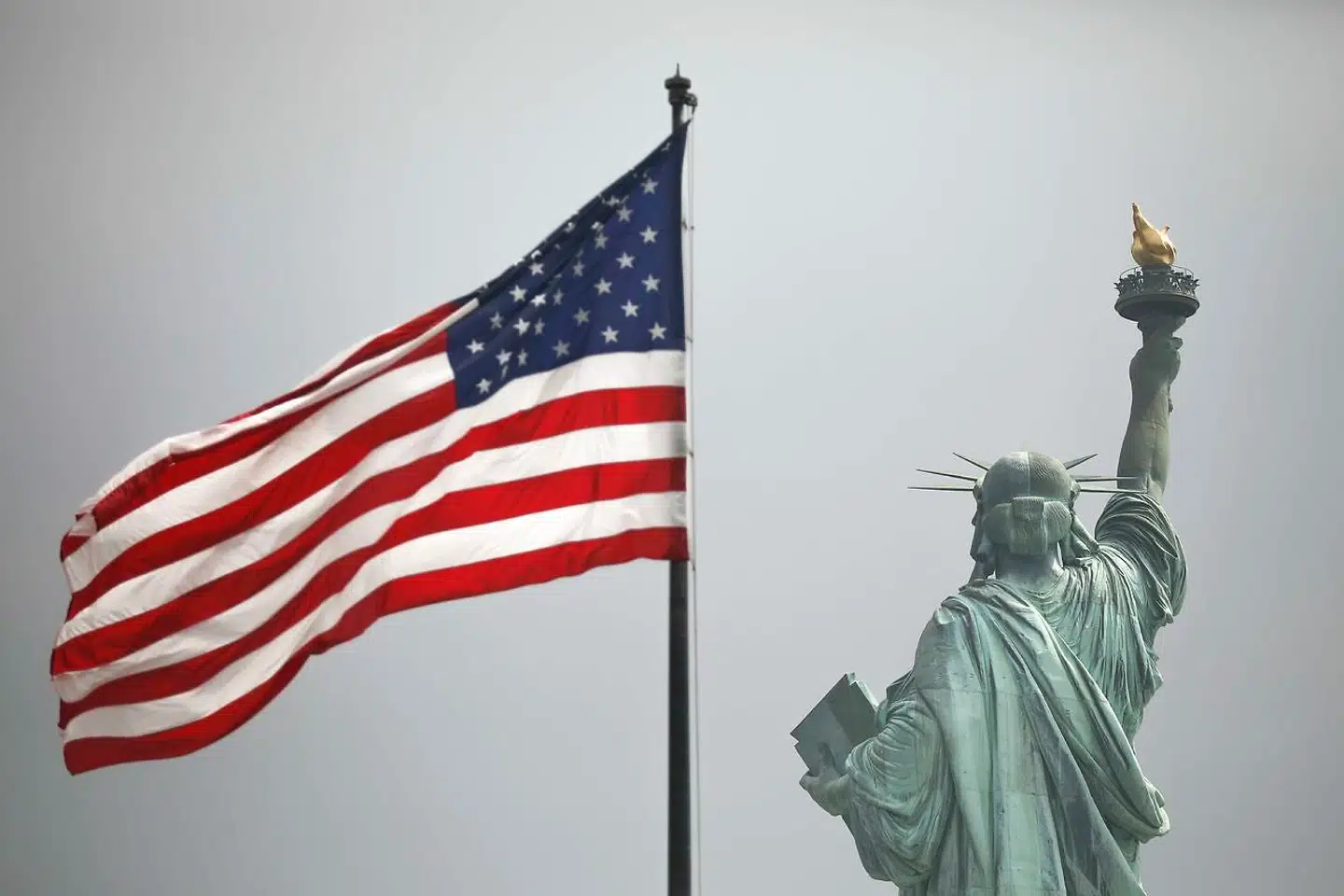 En ny debat om amerikansk immigration er brudt ud efter Trumps nye regulativer om, hvem der skal prioriteteres, når resten af verden slippes indenfor.