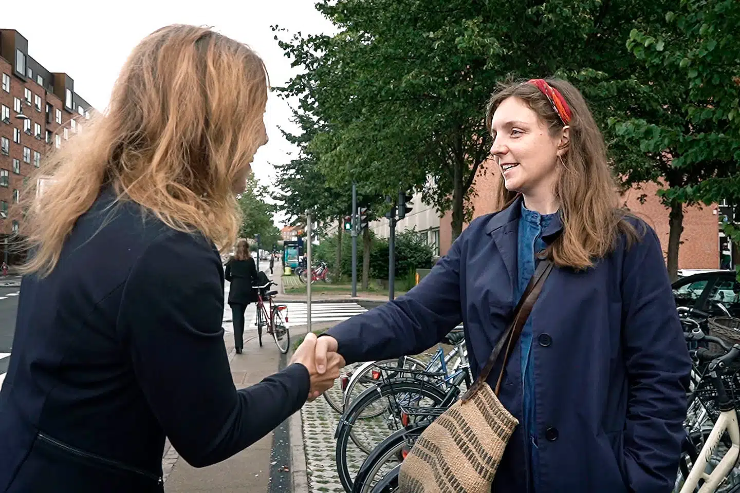Maja Wiehe (th.) er uddannet landskabsarkitekt, men alligevel lykkes det hoteldirektør Anne Nielsen at vække hendes interesse for at arbejde på et hotel.