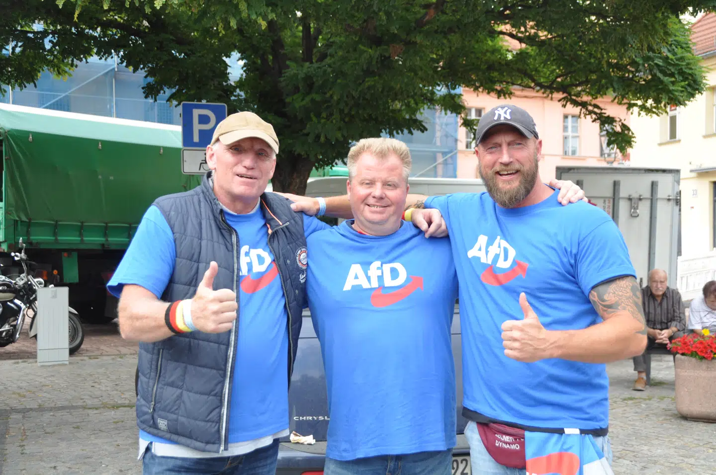 Mange AfD-tilhængere var mødt op søndag eftermiddag i Brandenburg an der Havel for at støtte deres parti op til det vigtige delstatsvalg i Brandenburg.