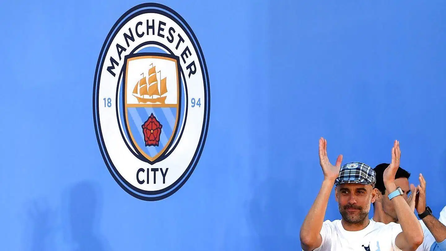 Den engelske fodboldklub Manchester City er et af adskillige eksempler på, hvordan vestlige fodboldklubber i de senere åre er blevet købt af rigmænd fra Mellemsøsten. Her ses klubbens træner, Pep Guardiola, da klubben i forsommeren vandt det engelske mesterskab.