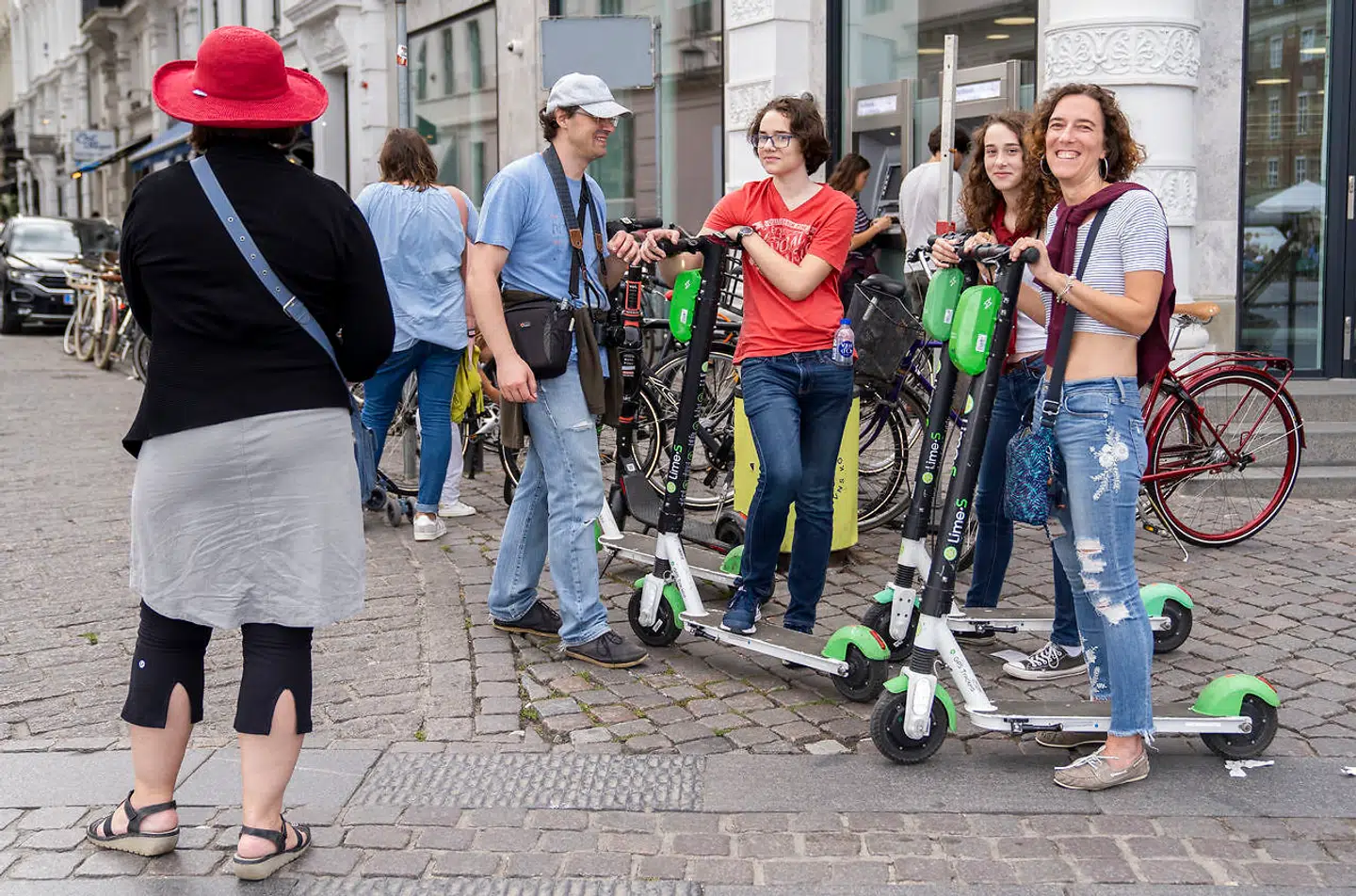 Laetitia Liegre fra Paris i Frankrig er på ferie i Danmark med sin familie. Deres første stop er i Købehavn, hvor hele familien kommer rundt på elløbehjul.