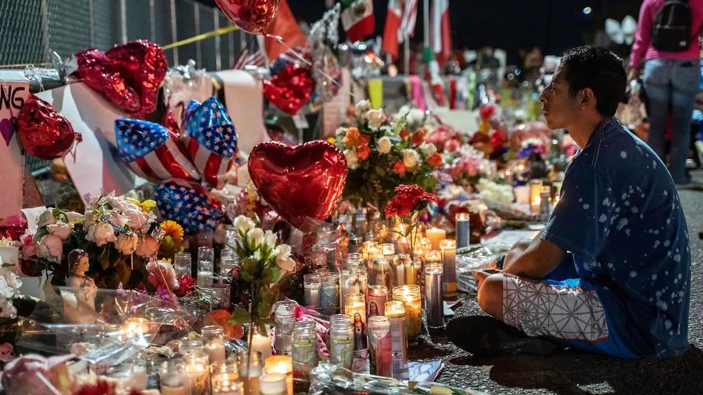 »Skulle man skride ind over for alle ytringer, som kunne tolkes som ekstremistiske, ville ytringsfriheden blive til magthavernes kastebold,« skriver Jacob Mchangama. På billedet, en lokal borger, der sørger over ofrene for skyderiet i El Paso, Texas, 3. august, 2019, hvor 22 personer blev dræbt.