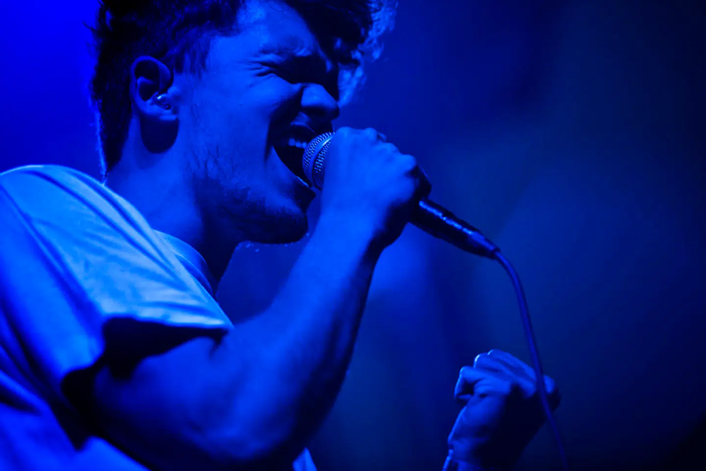 Martin Hedegaard aka Saveus åbnede Roskilde Festivals Orange Scene i 2018. I dokumentaren »Martin uden X« får man historien om, hvordan han kom ud af X Factors skygge og fandt sit eget musikalske udtryk.