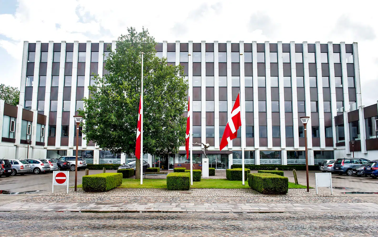 Flagene er på halv foran indgangen til Rådhuset i Silkeborg. Byen markerer, at Lars Larsen, stifteren af Jysk, døde tidligt mandag morgen. Lars Larsen boede i Silkeborg, og han sov stille ind, mens han var omgivet af sine nærmeste.